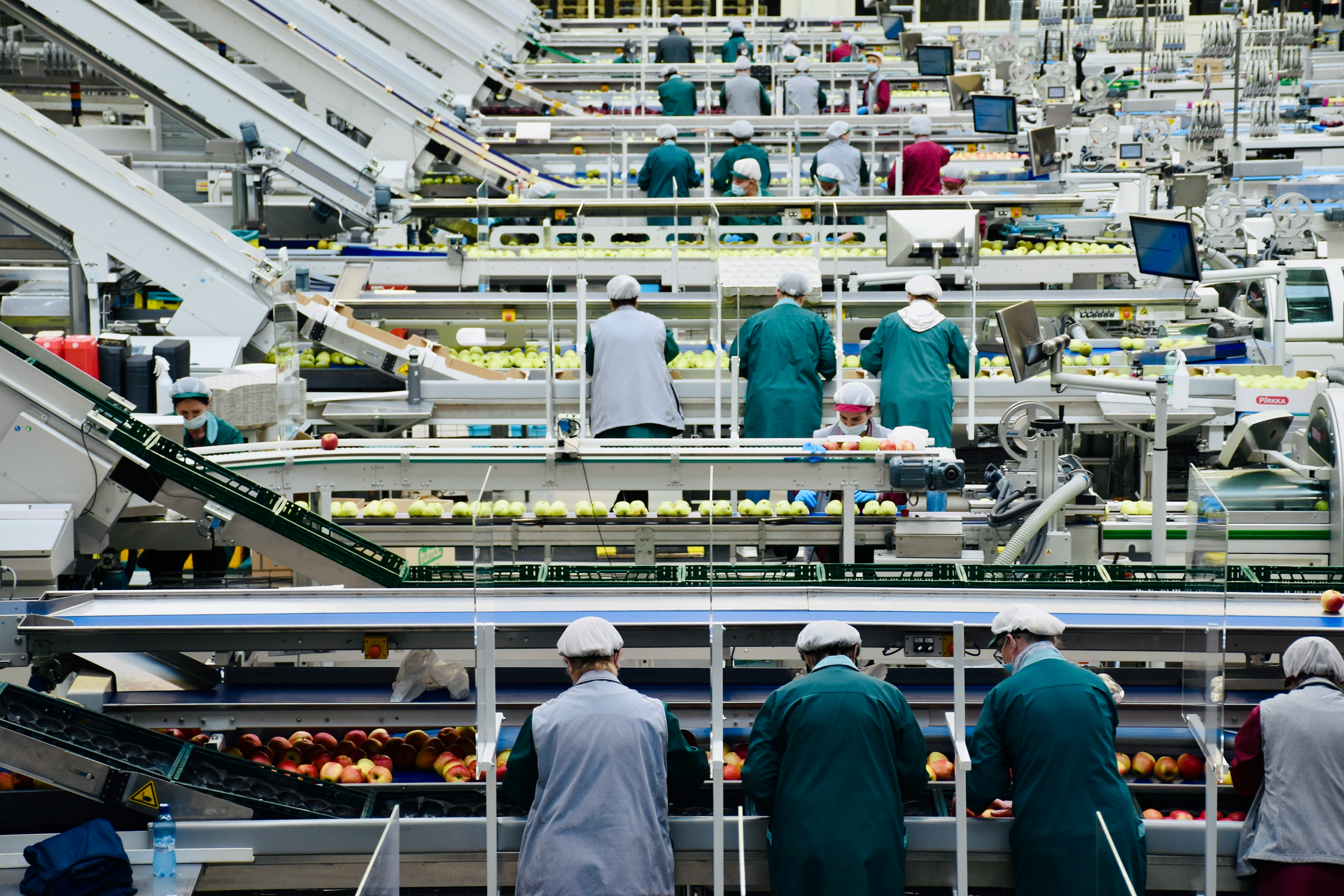 Arbeiter in einer Lebensmittelproduktionsanlage