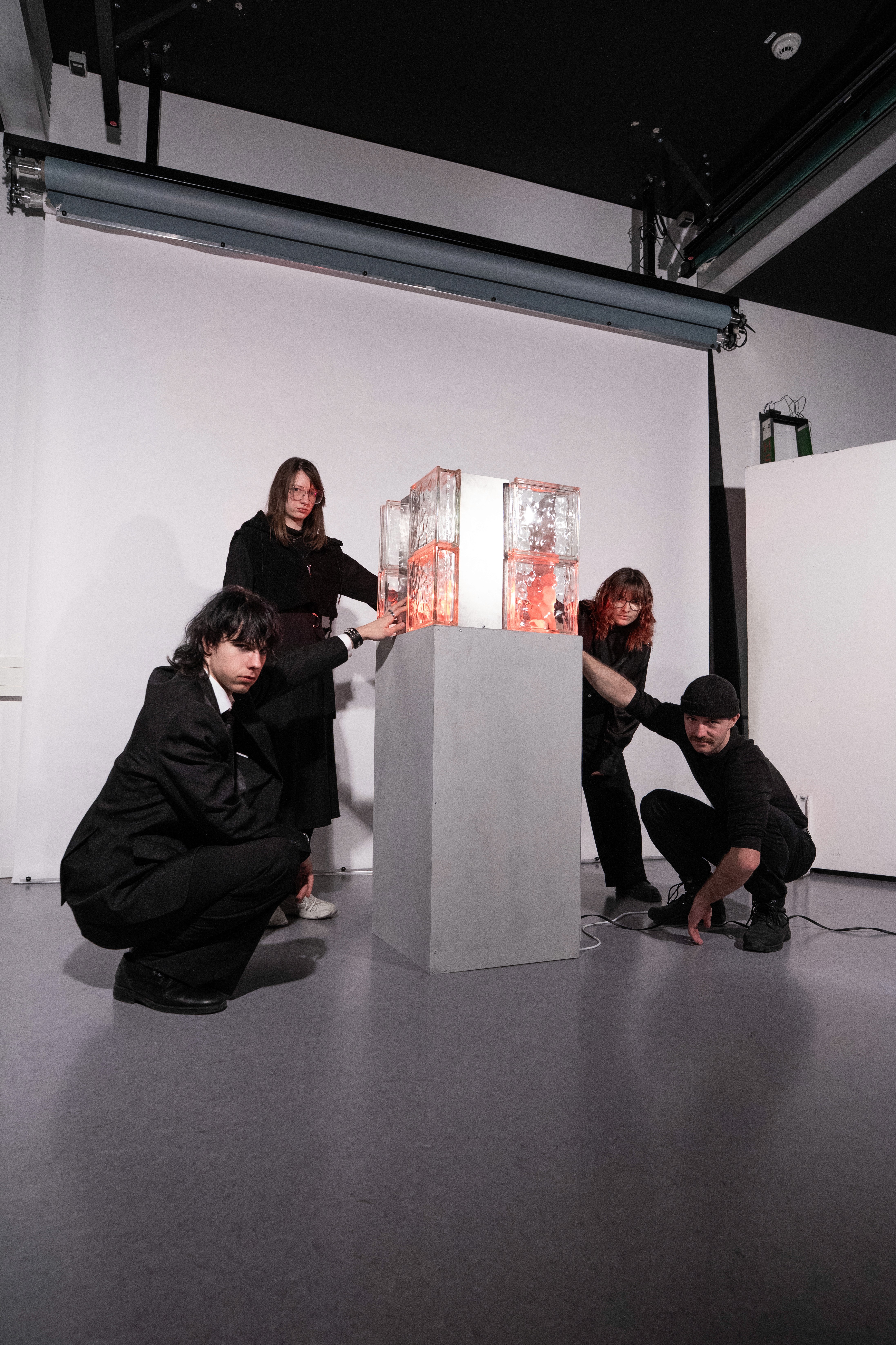 Personen stehen um Wut Skulptur