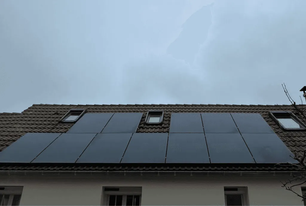 Photo d'une maison à Ozoir-la-Ferrière équipée de panneaux photovoltaïques dont l'installation a été faite par Solarock.