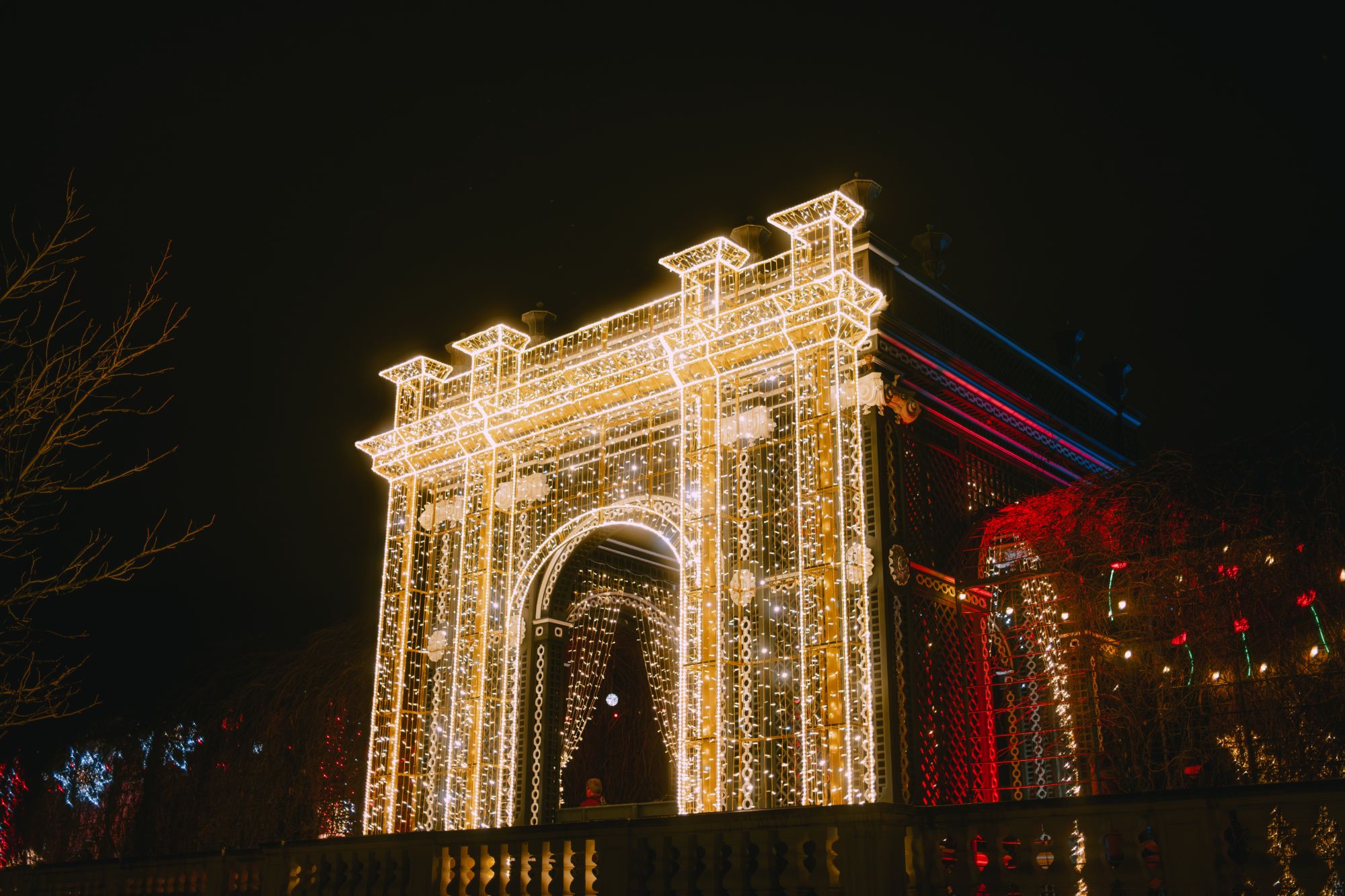 Arco cubierto de luces en los jardines de Schönbrunn