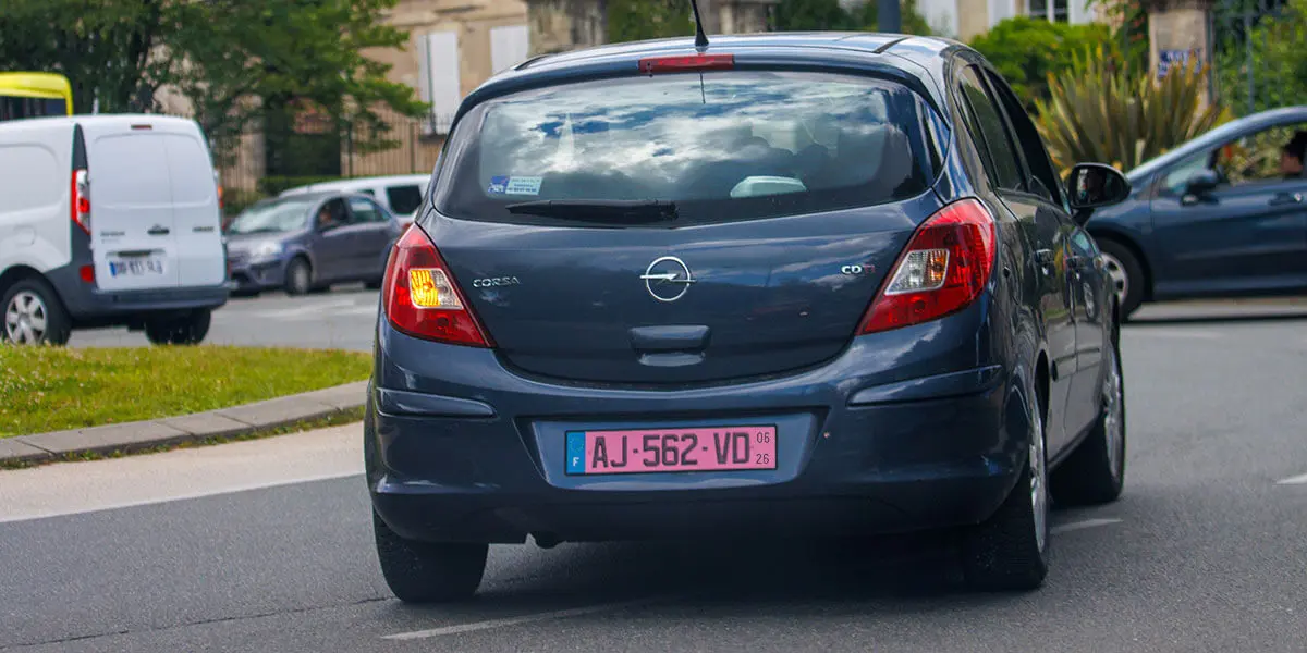 voiture avec plaque rose