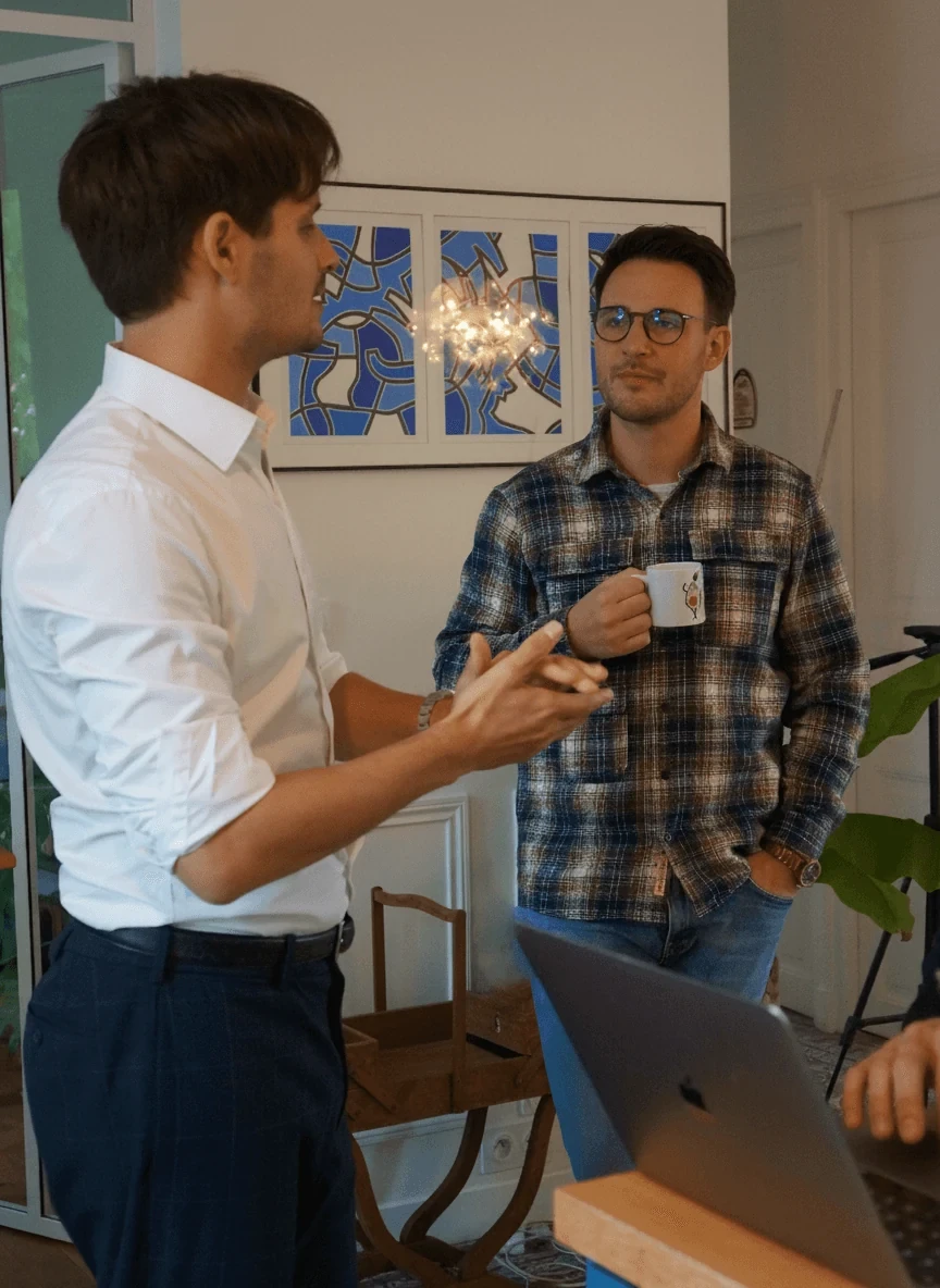 Photo de l'équipe Kidonk en pleine discussion au bureau