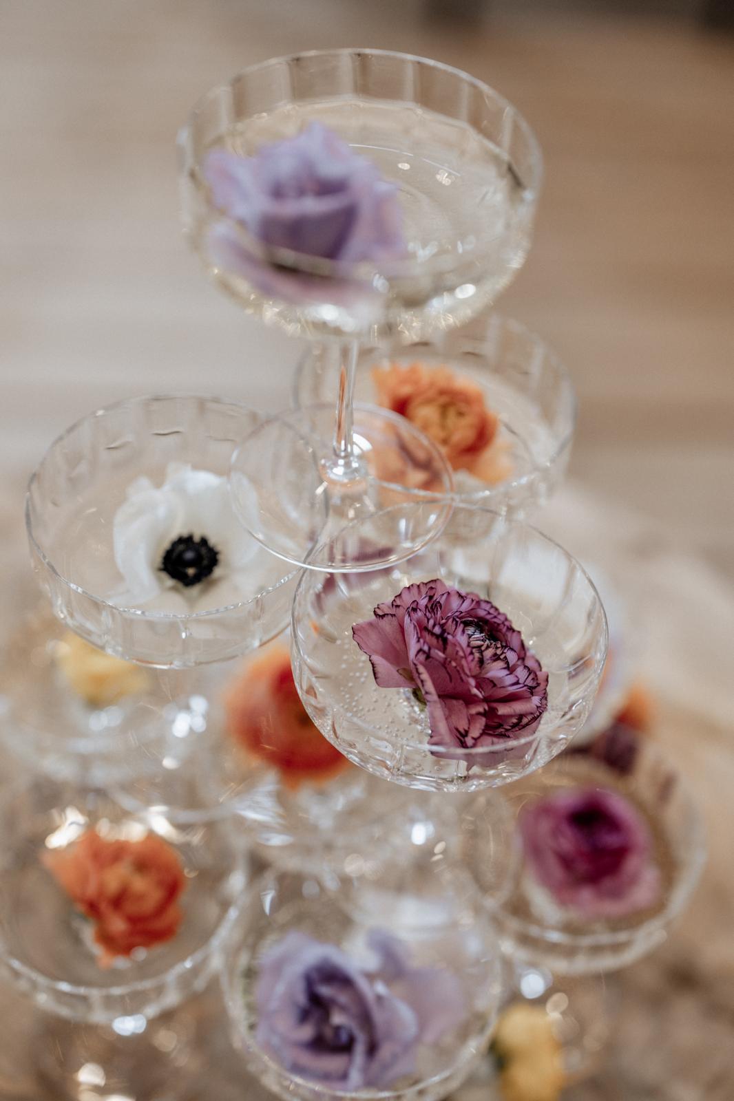 Elegante Gläser mit floralen Details als Hochzeitsdekoration