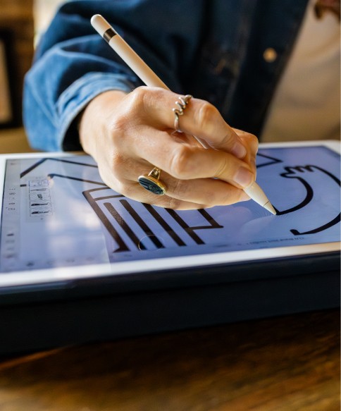 Tablet in hand where the wireframe is displayed