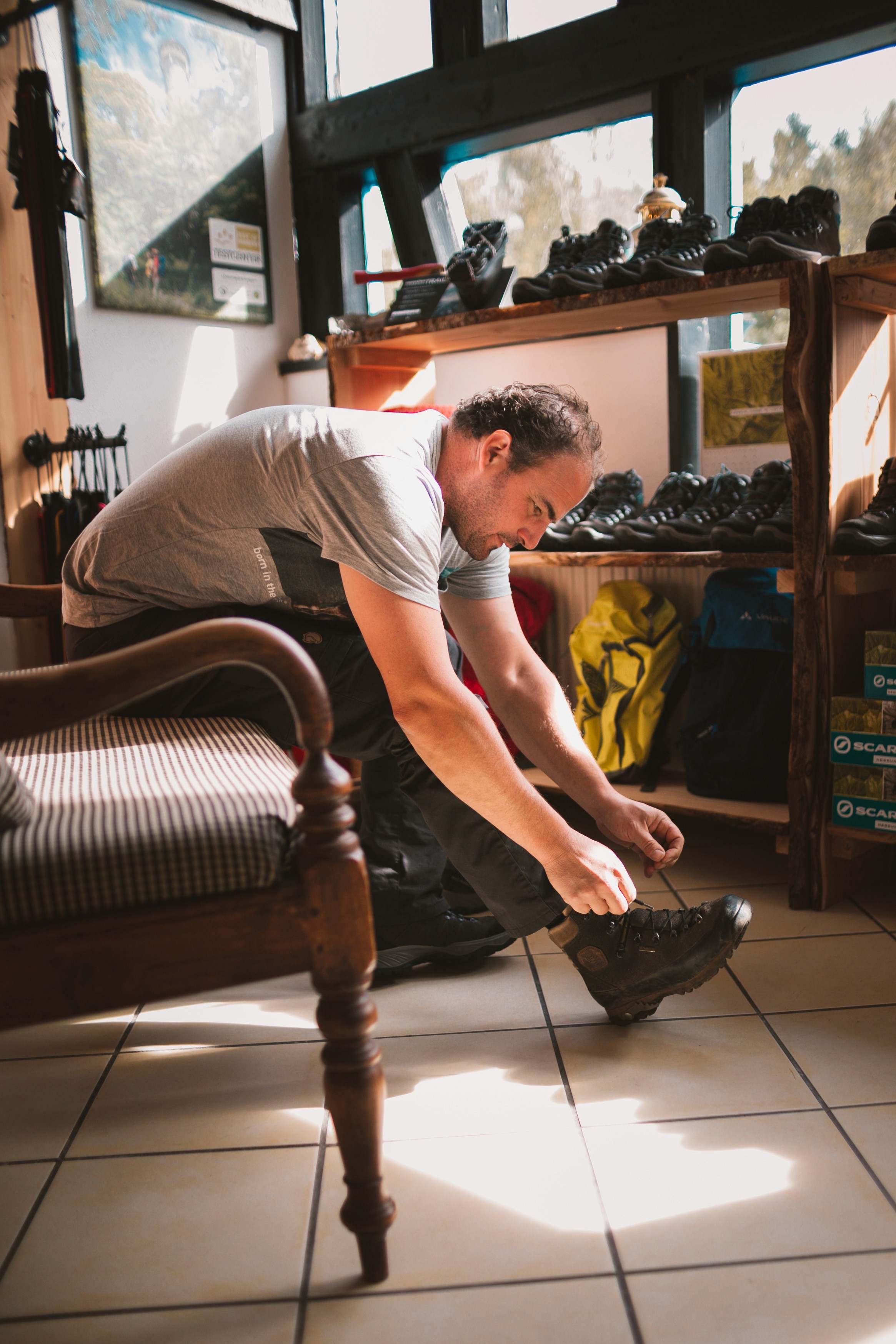 Mann am Scarpa Schuhe anziehen