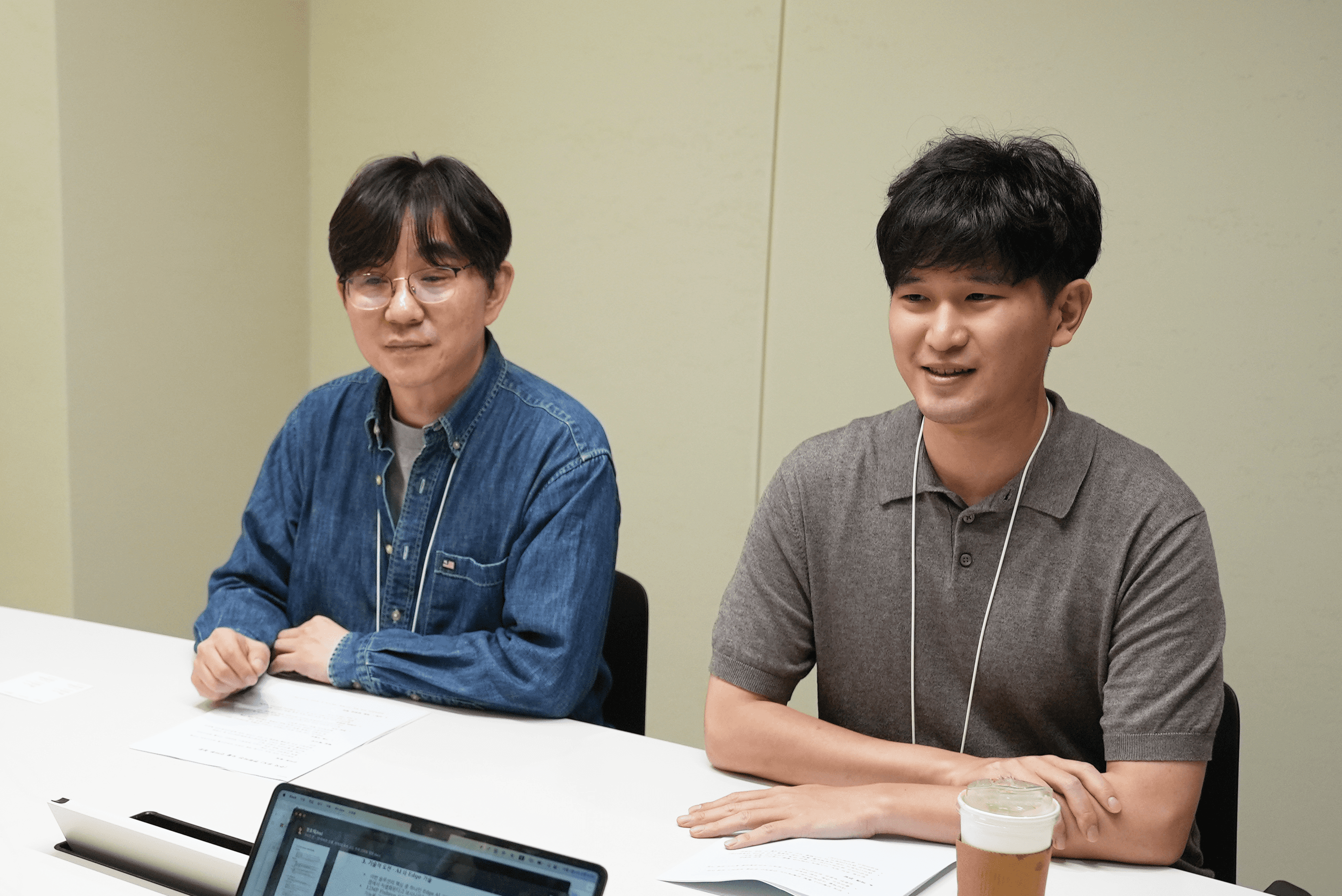 한화비전 AI 연구소 DL개발 3팀 허진욱 수석, 안재영 선임은 주차 유도 엣지 AI 카메라 자체에 탑재된 딥러닝 알고리즘을 연구하여 한국형 주차 문제 해결에 힘쓰고 있다.