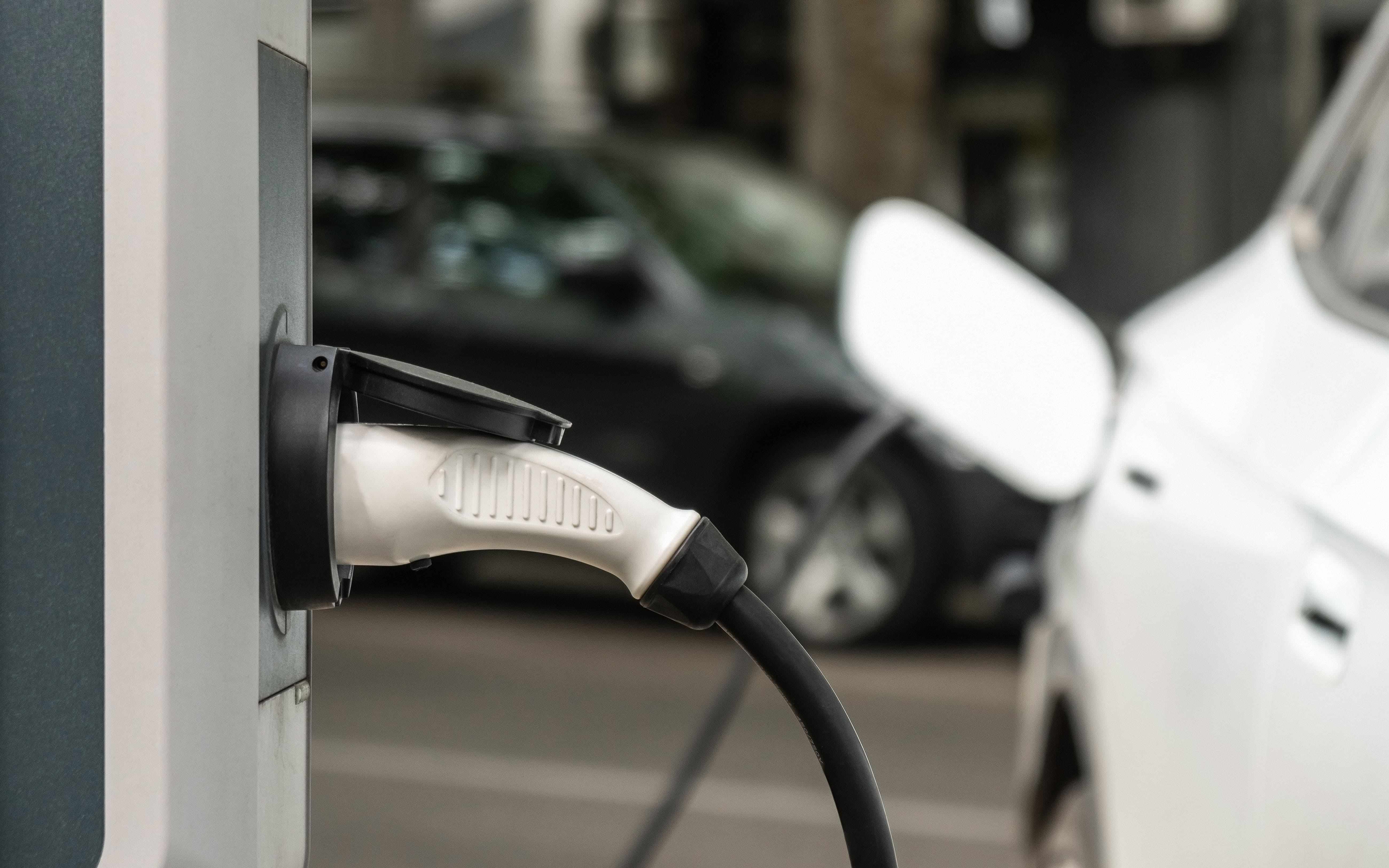 coche-eléctrico-en-carga-apagón