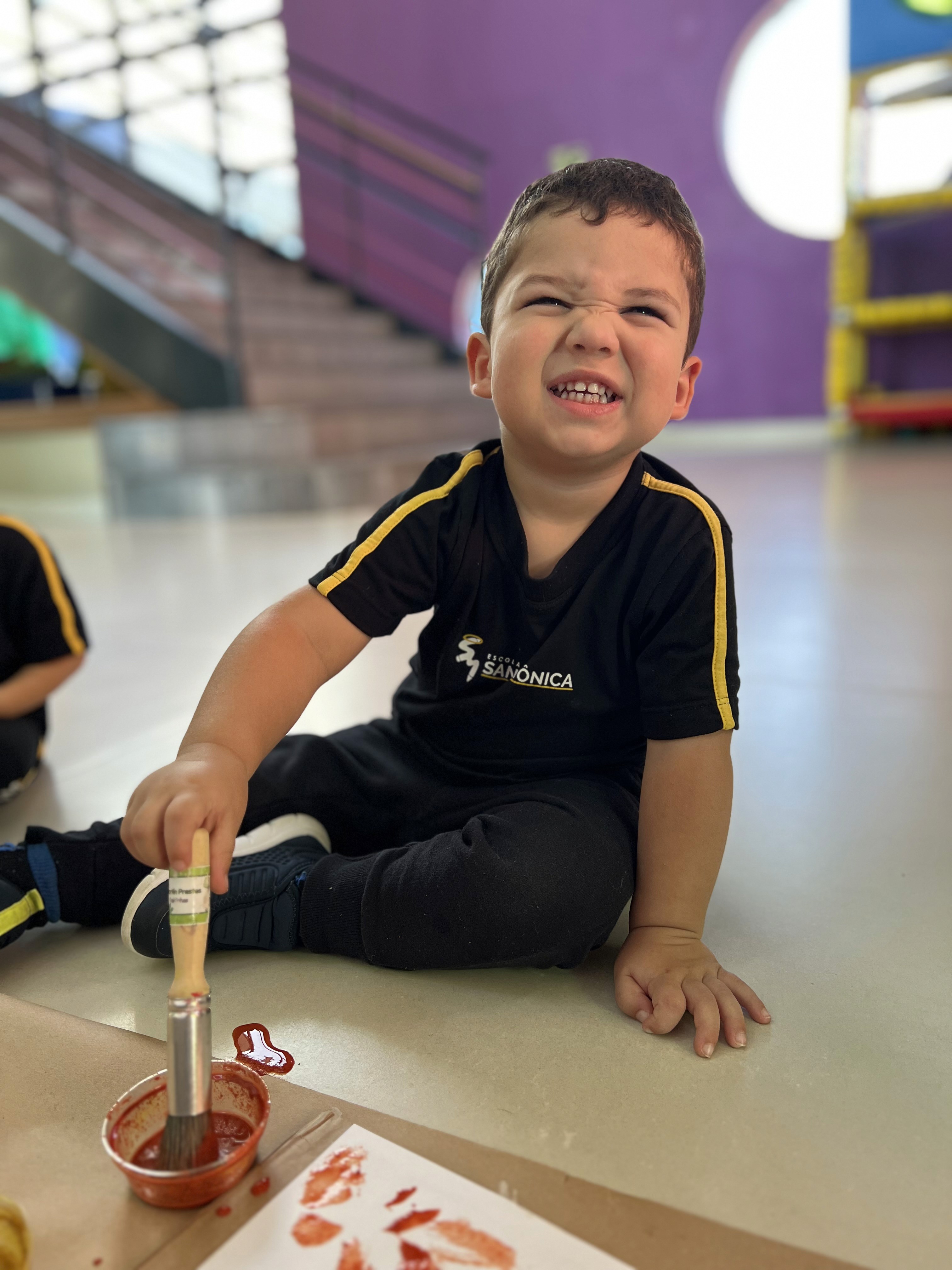 Alunos do Jardim II da Escola Santa Mônica participam de atividade do projeto Astroalfa explorando a letra A.