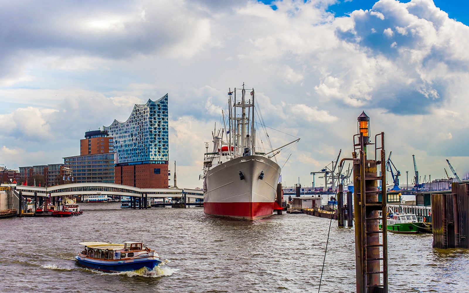 Havnerundfart forbi Elbphilharmonie i Hamborg med live kommentarer.