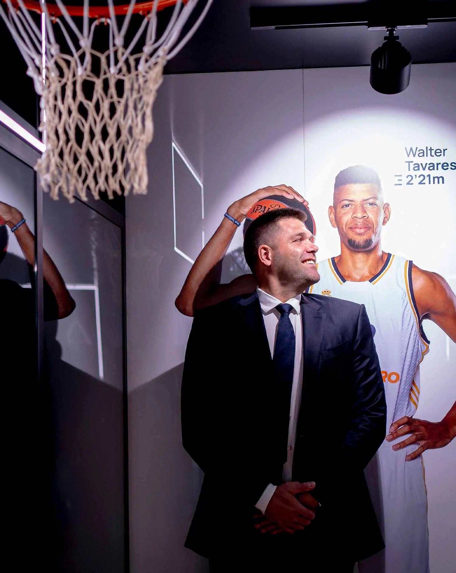 Felipe Reyes junto al cartel de Tavares jugador de baloncesto del Real Madrid.