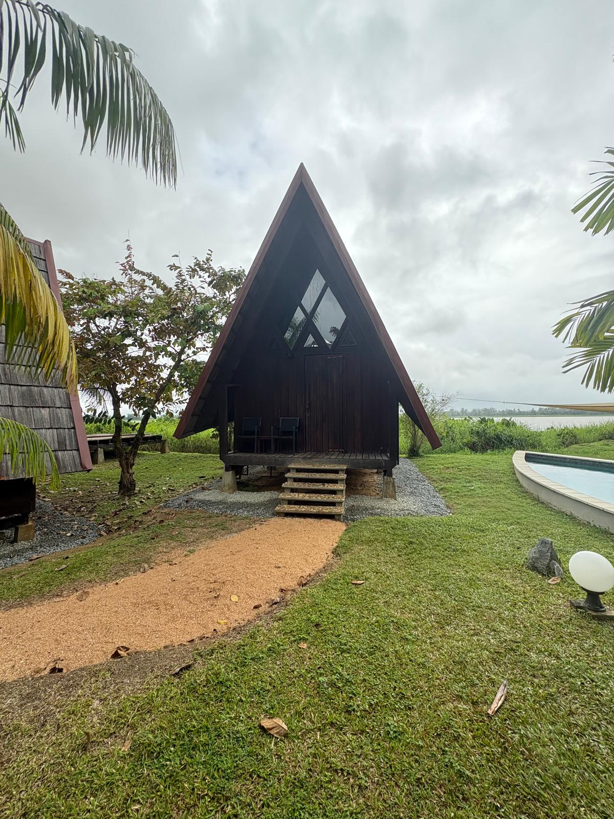 Een vakantiehuisje met een driehoekig dak