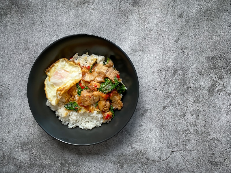 Thai-inspirert wok med ris og urter
