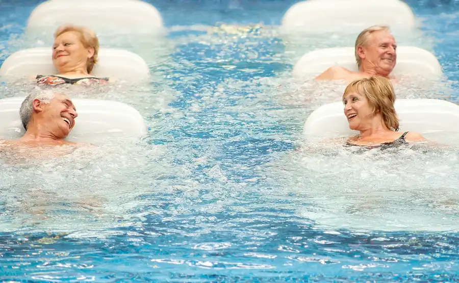 Clientes difrutando de terapia termal en el Balneario de Cofrentes, el balneario más medicalizado de España