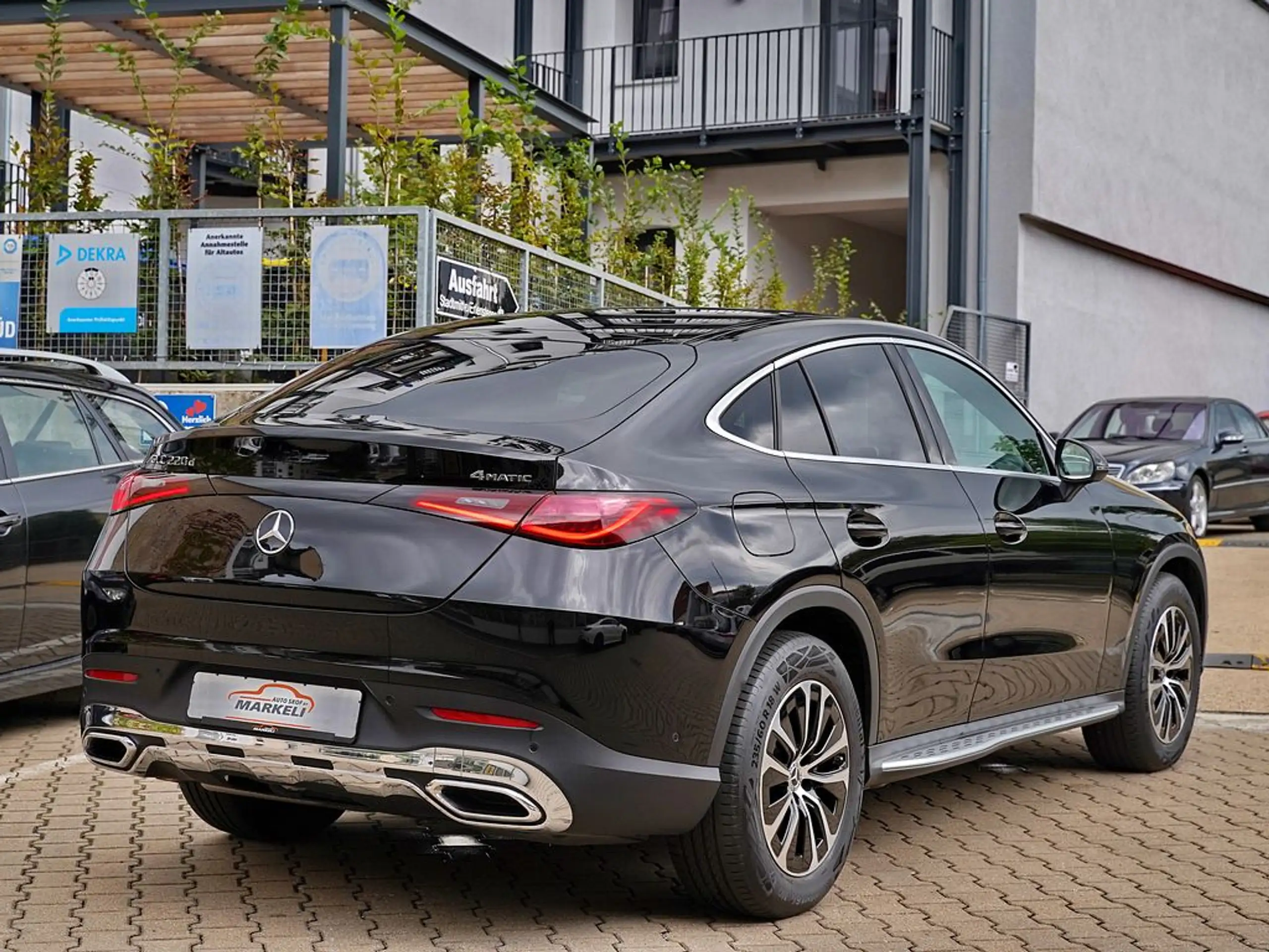Mercedes-Benz GLC 220 d 4MATIC Coupé Avantgarde | PANO | DISTRONIC | AHK | MBUX | 16tkm