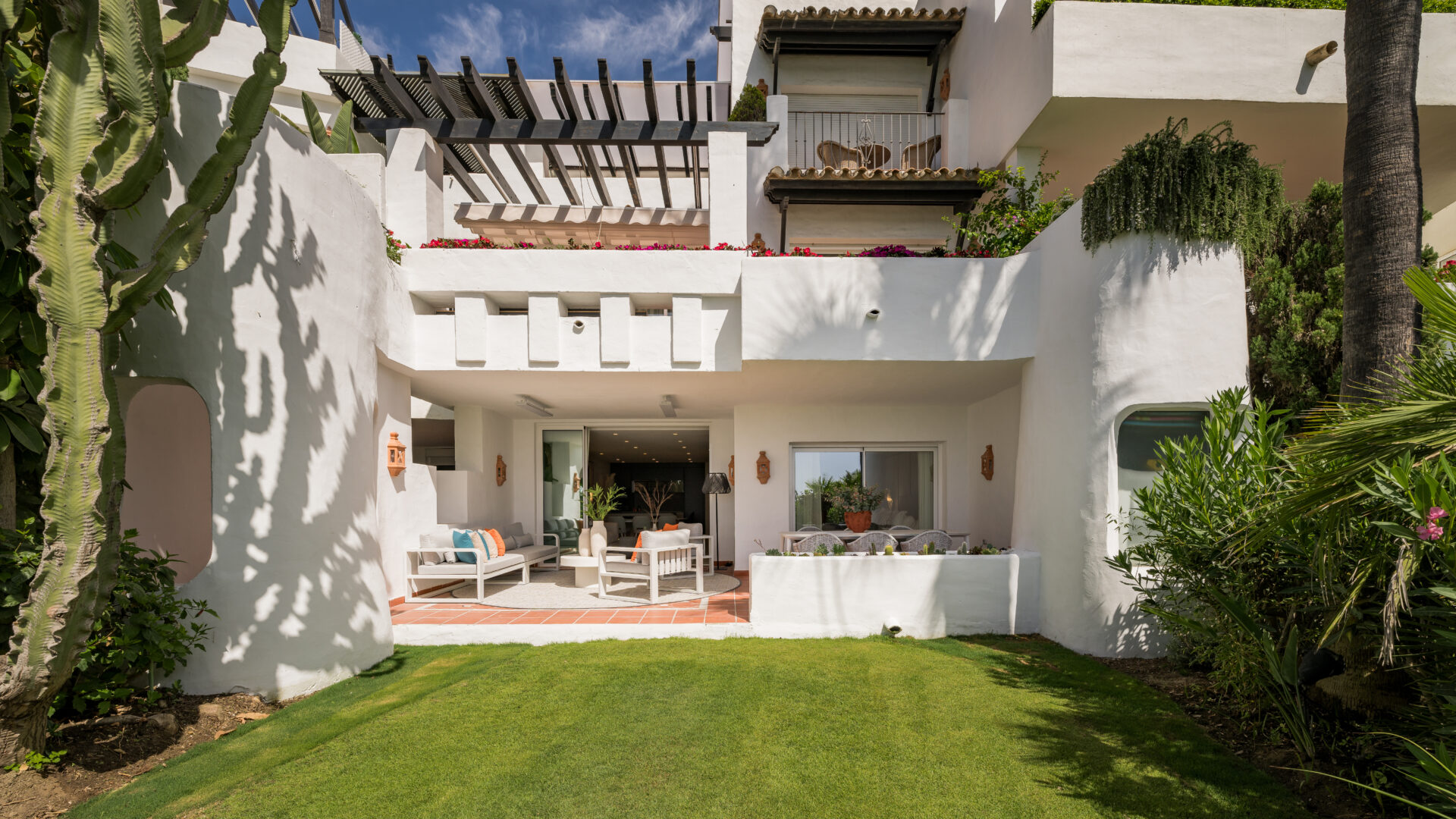 Beachside Designer Apartment on the New Golden Mile, Costalita