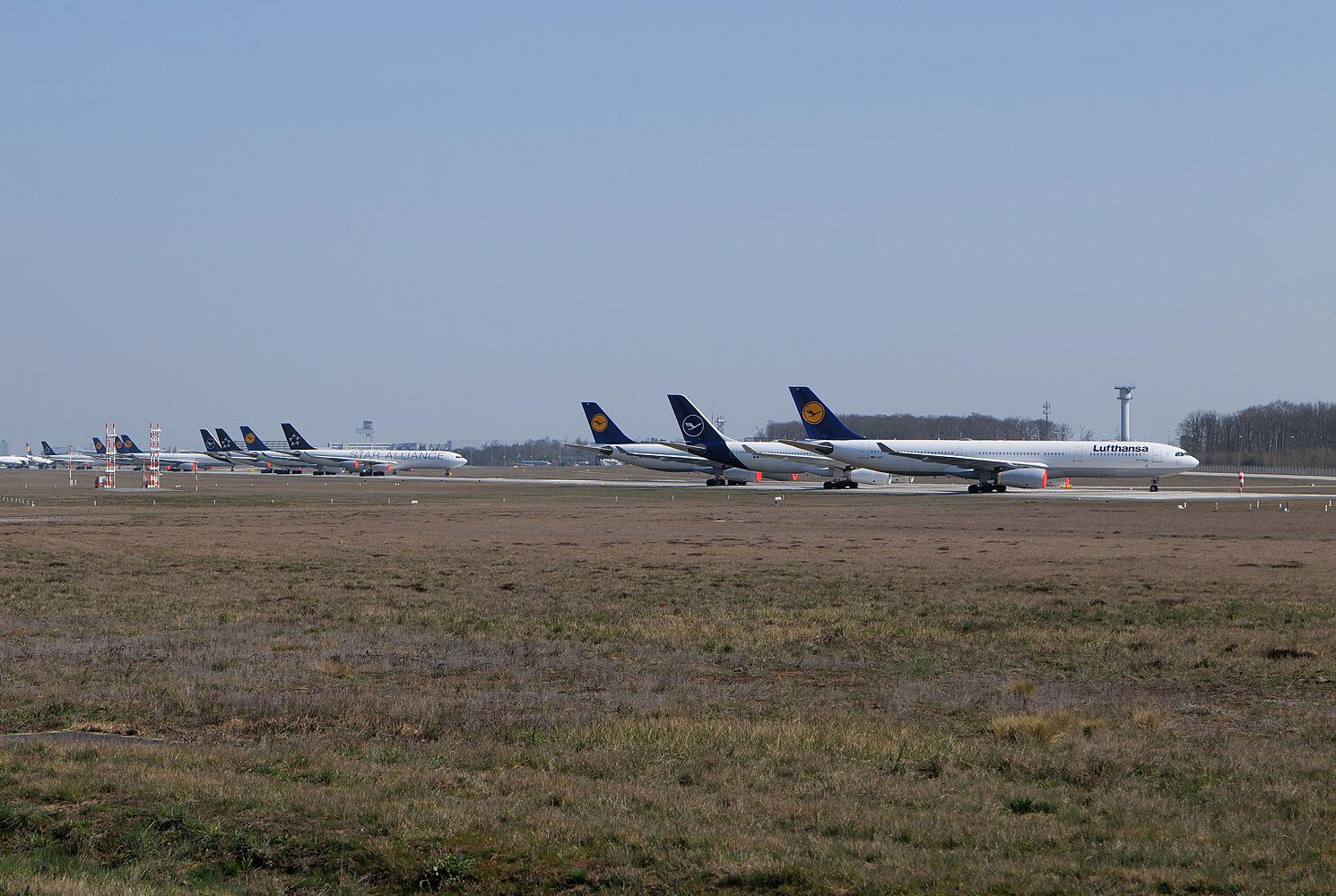 Lufthansa aircraft parked on Frankfurt Airport's closed Runway Northwest, March 27, 2020 -- Source: Wikimedia Commons, CC0