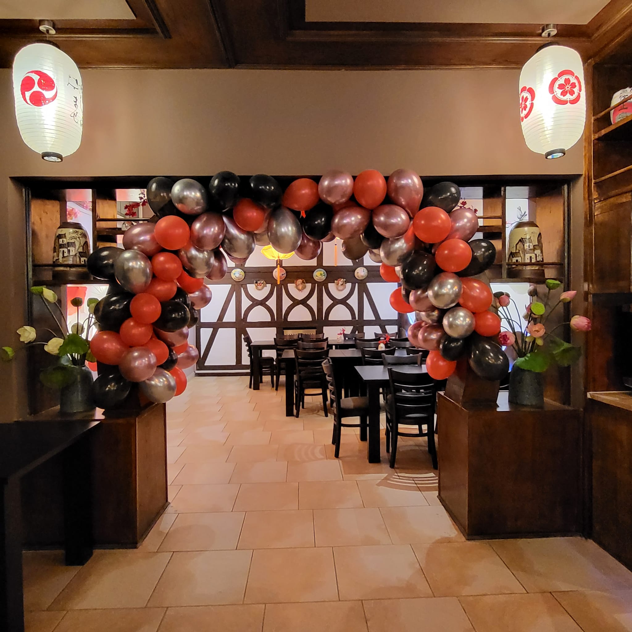 Eingangsbogen mit Luftballons dekoriert zur Neueröffnung des Restaurants in Bad Staffelstein