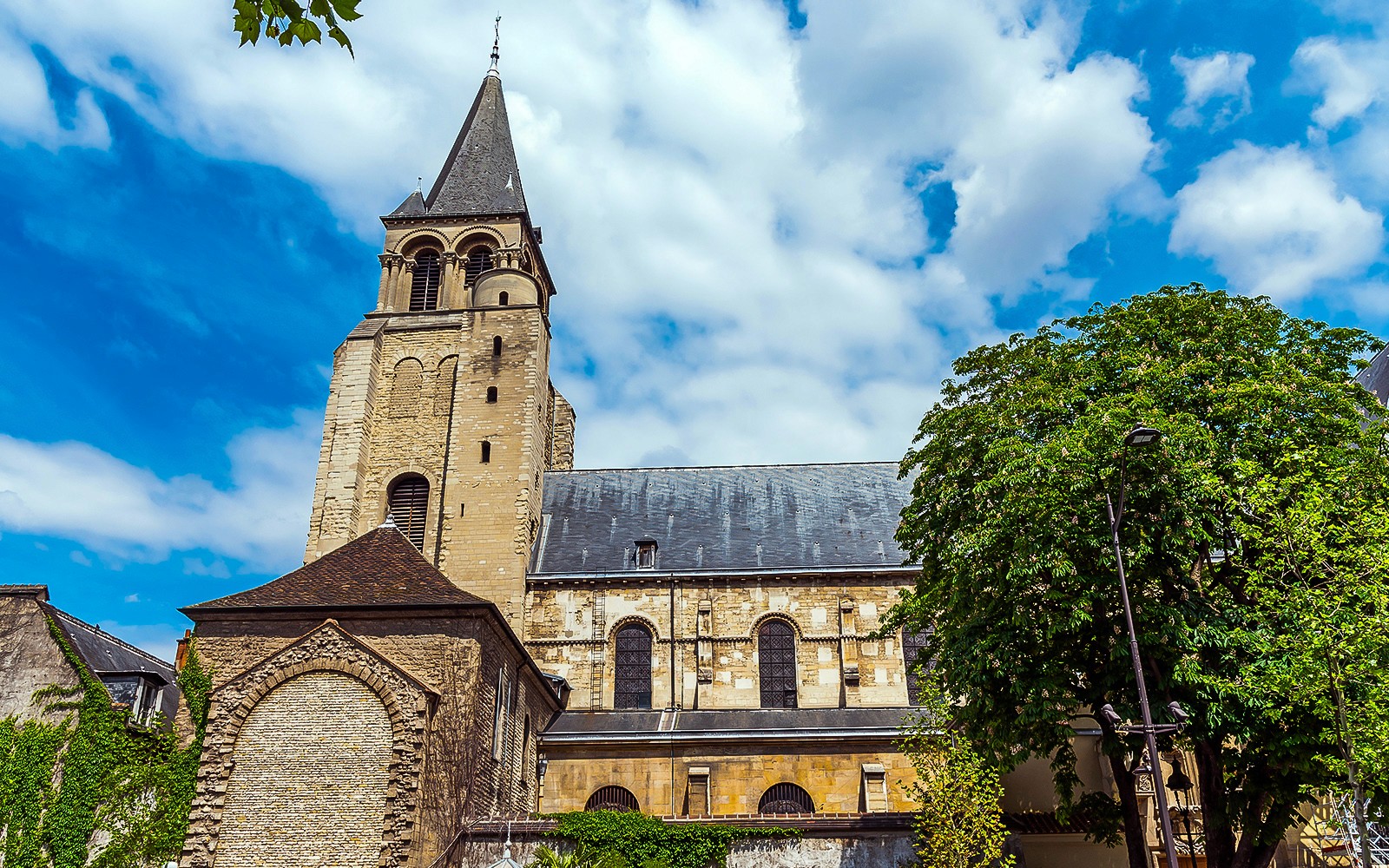 位于巴黎的圣日耳曼德佩教堂及其历史悠久的钟楼。