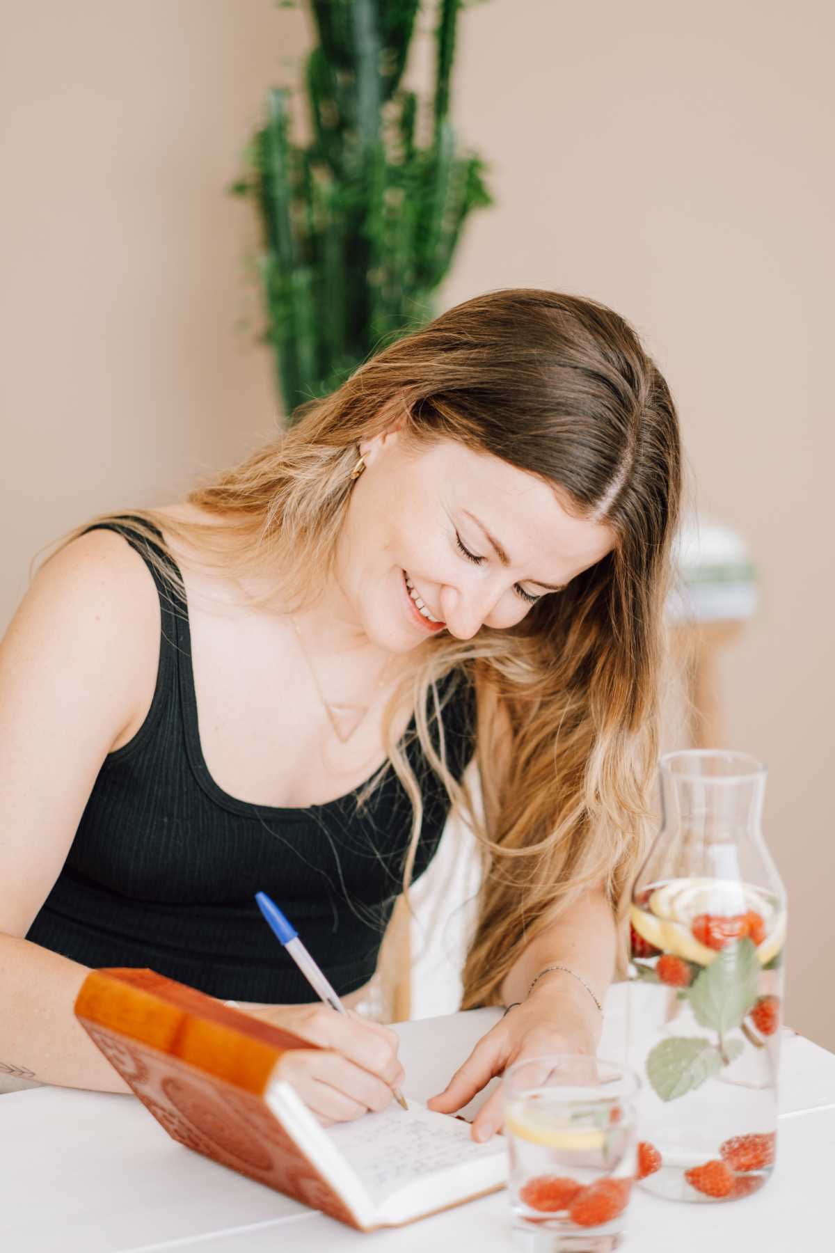 Antonia schreibt Notizen in ihr Tagebuch