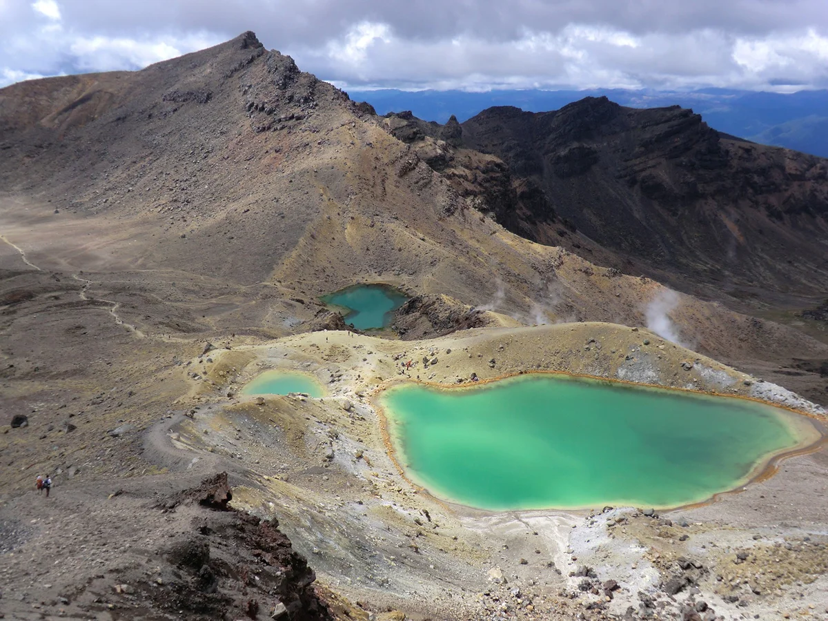 Blick auf die Vulkan Caldera mit einem türkisem Kratersee
