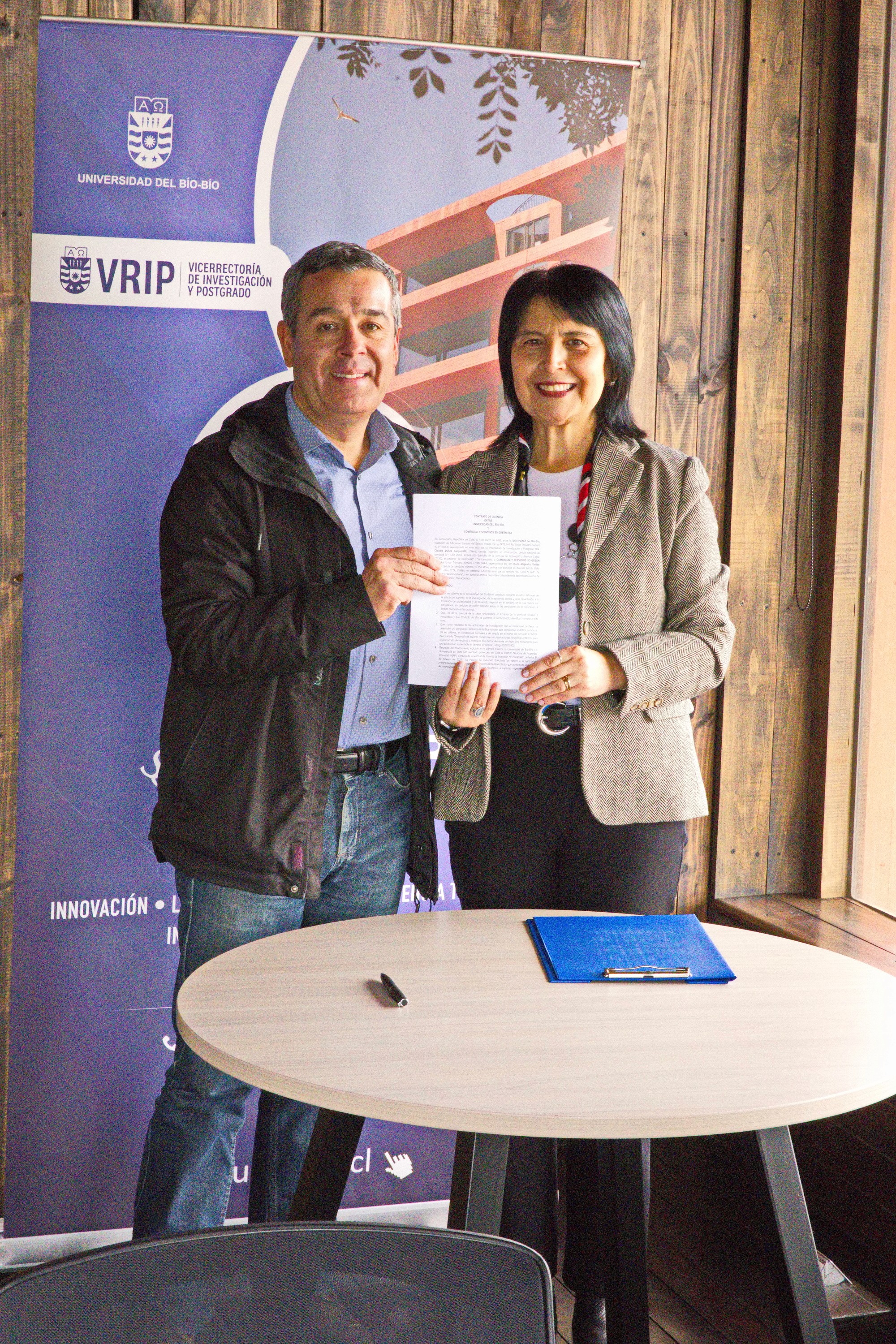 Entrega simbólica del contrato de licencia de SymbioXSolutions® entre representantes de la Universidad del Bío-Bío y So Green.