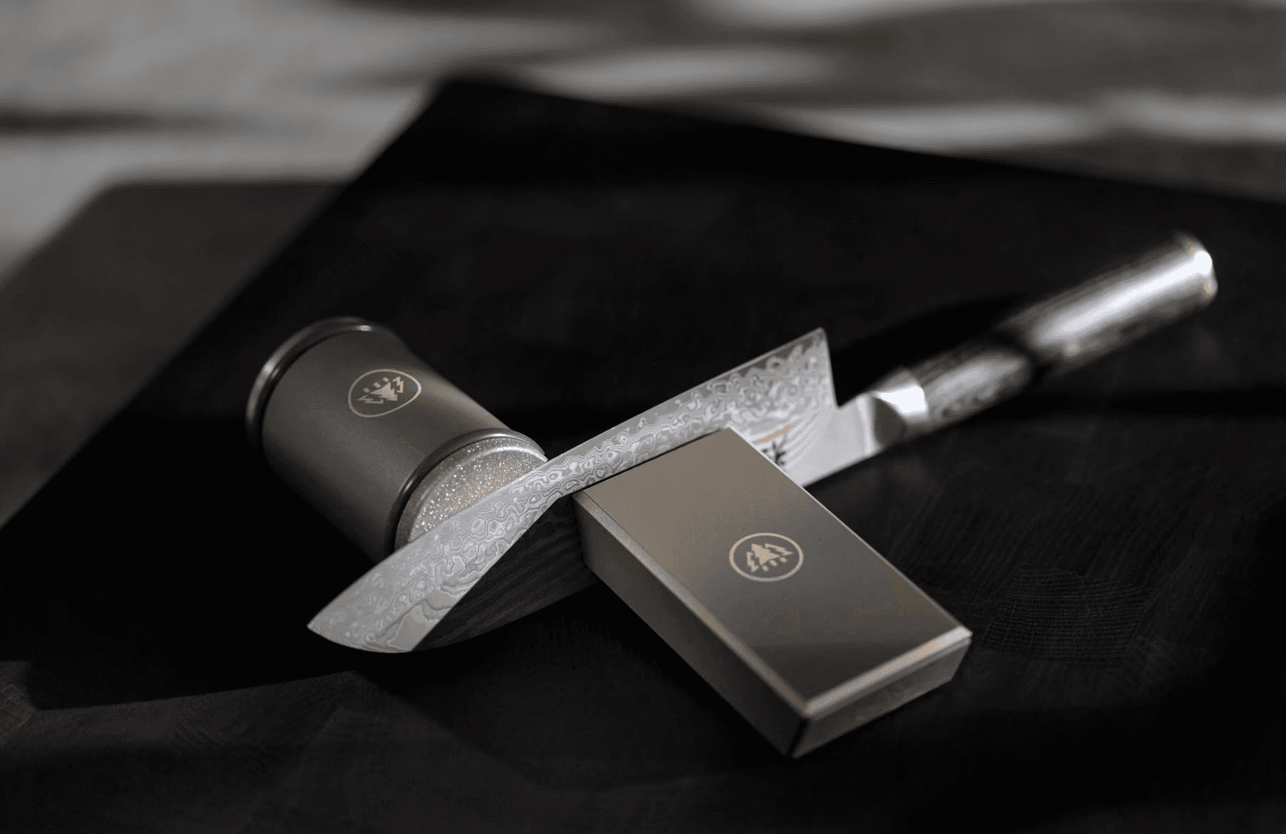 An overview of HORL sharpening materials, including diamond grinding discs, ceramic honing discs, and fine corundum whetstones for professional edge polishing.