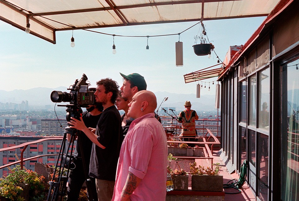 Person stand in front of a red sports oldtimer