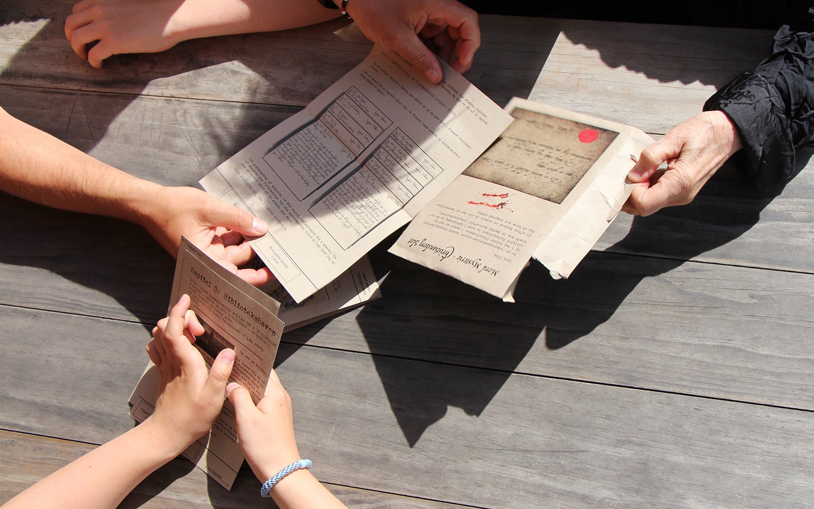 Résztvevők nyomokat vizsgálnak a Gyilkossági Rejtély játékon a Kerek Toronyban, Koppenhágában.