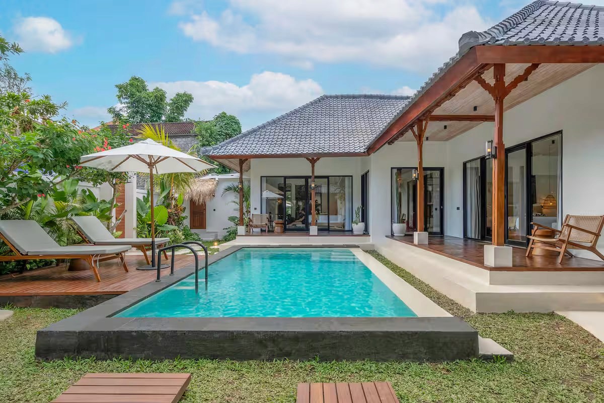 A 2-bedroom villa with a large pool and garden in Ubud