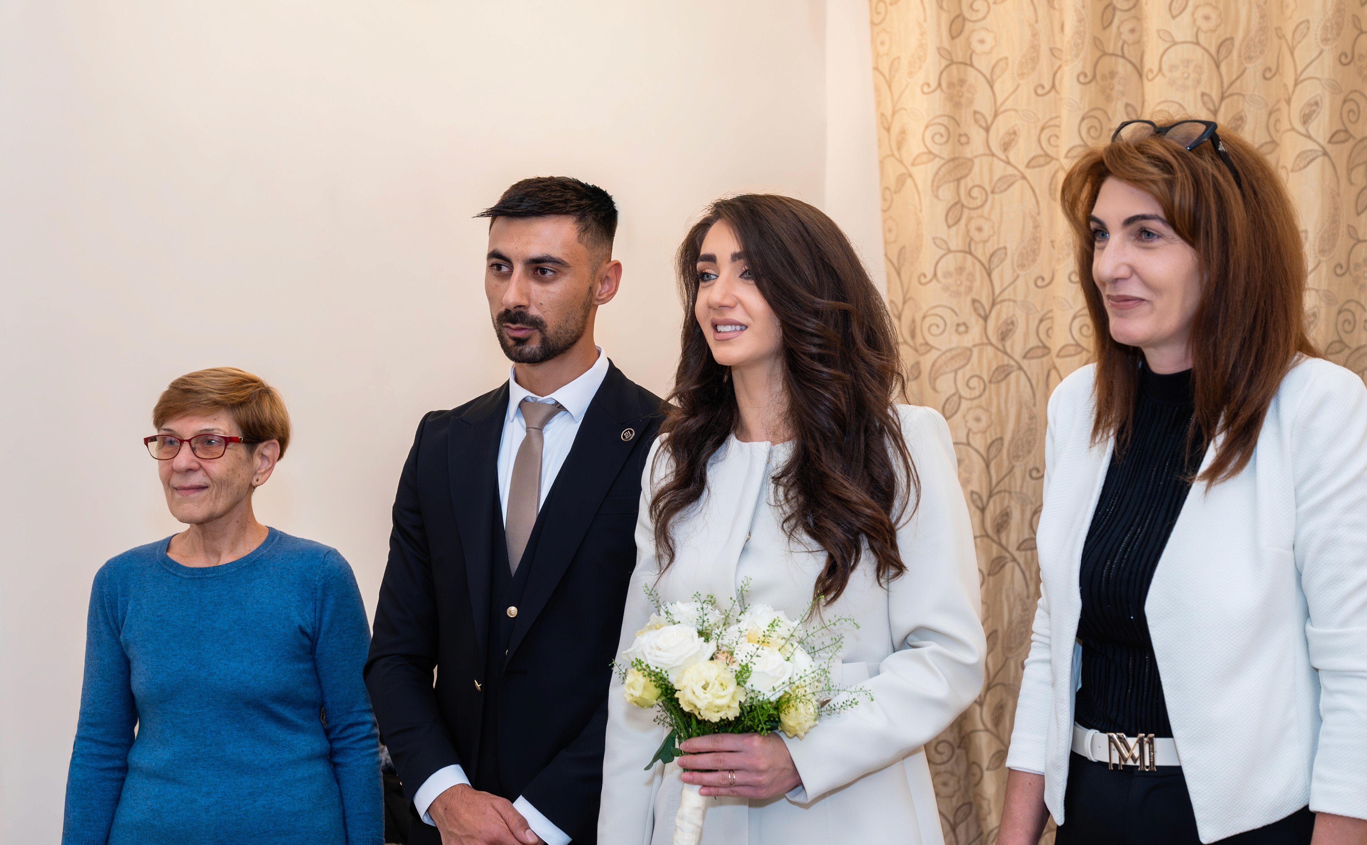 Mirii în timpul ceremoniei de cununie civilă la Starea Civilă sector 6 din București – fotografie documentară de nuntă.