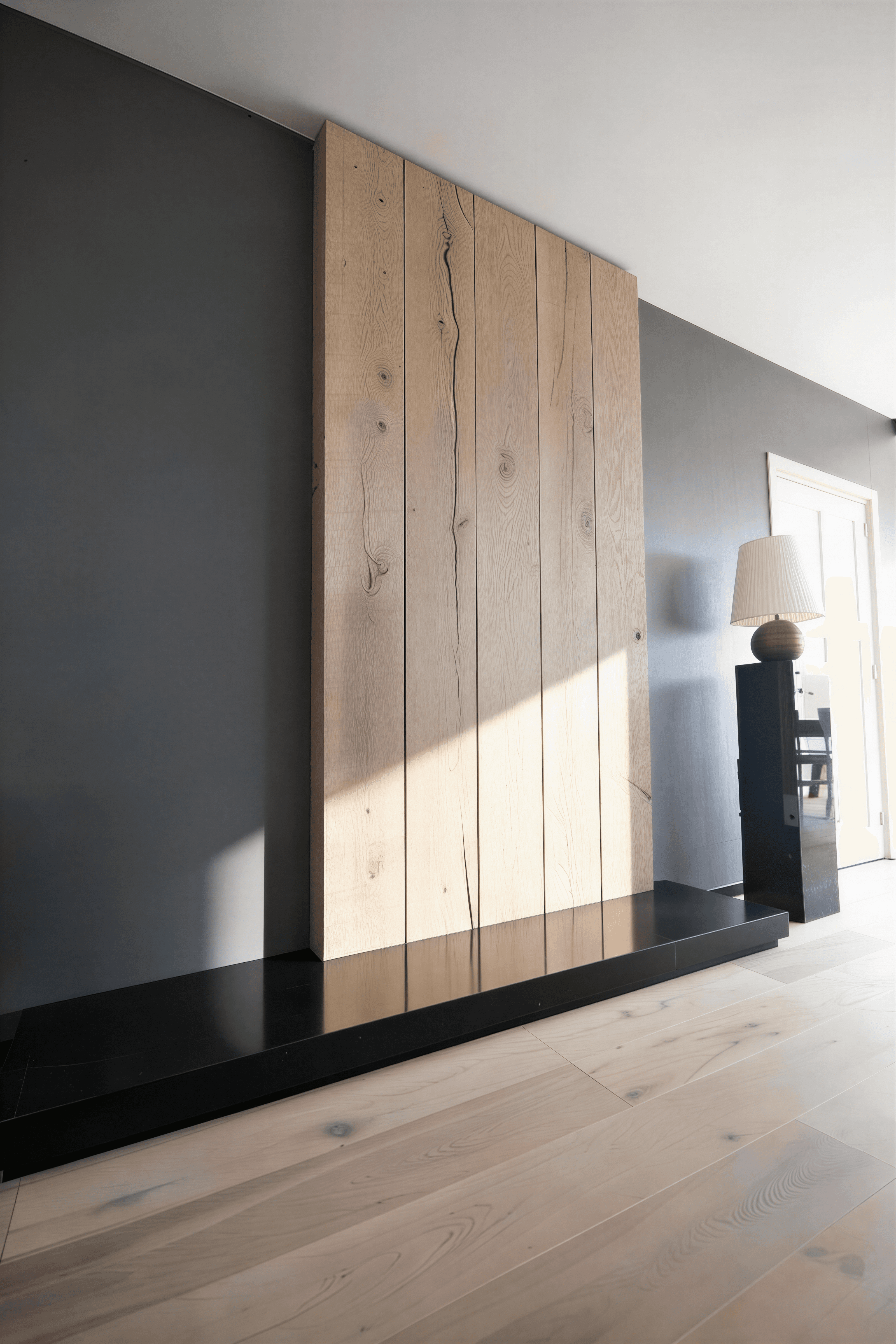 Dulap înalt pe hol cu fronturi din lemn și gri mat, linii verticale curate și pardoseală din lemn.