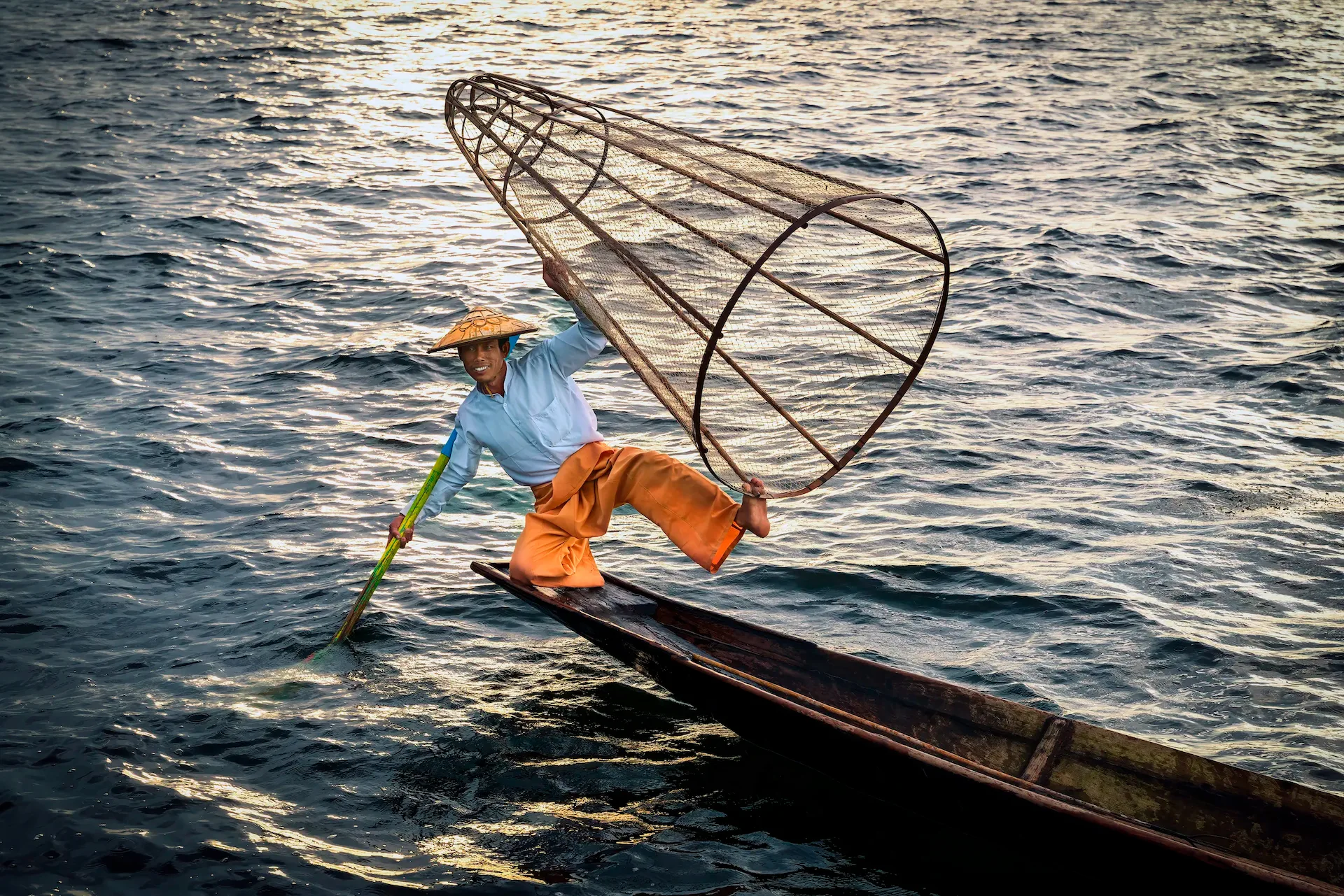 Pescador tradicional en el Lago Inle de Myanmar