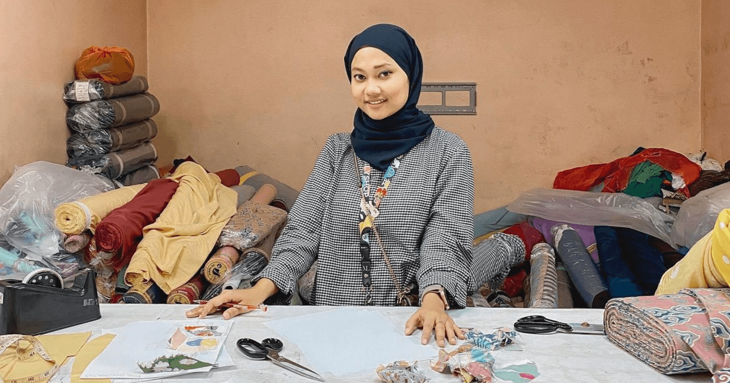 Lily Rahman, founder Misslilyshop, di dalam proses menyiapkan koleksi baju raya dan baju kurung.