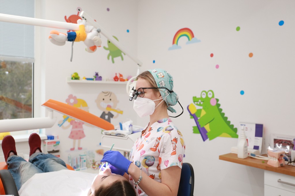 Dentálna hygienička ošetruje detského pacienta