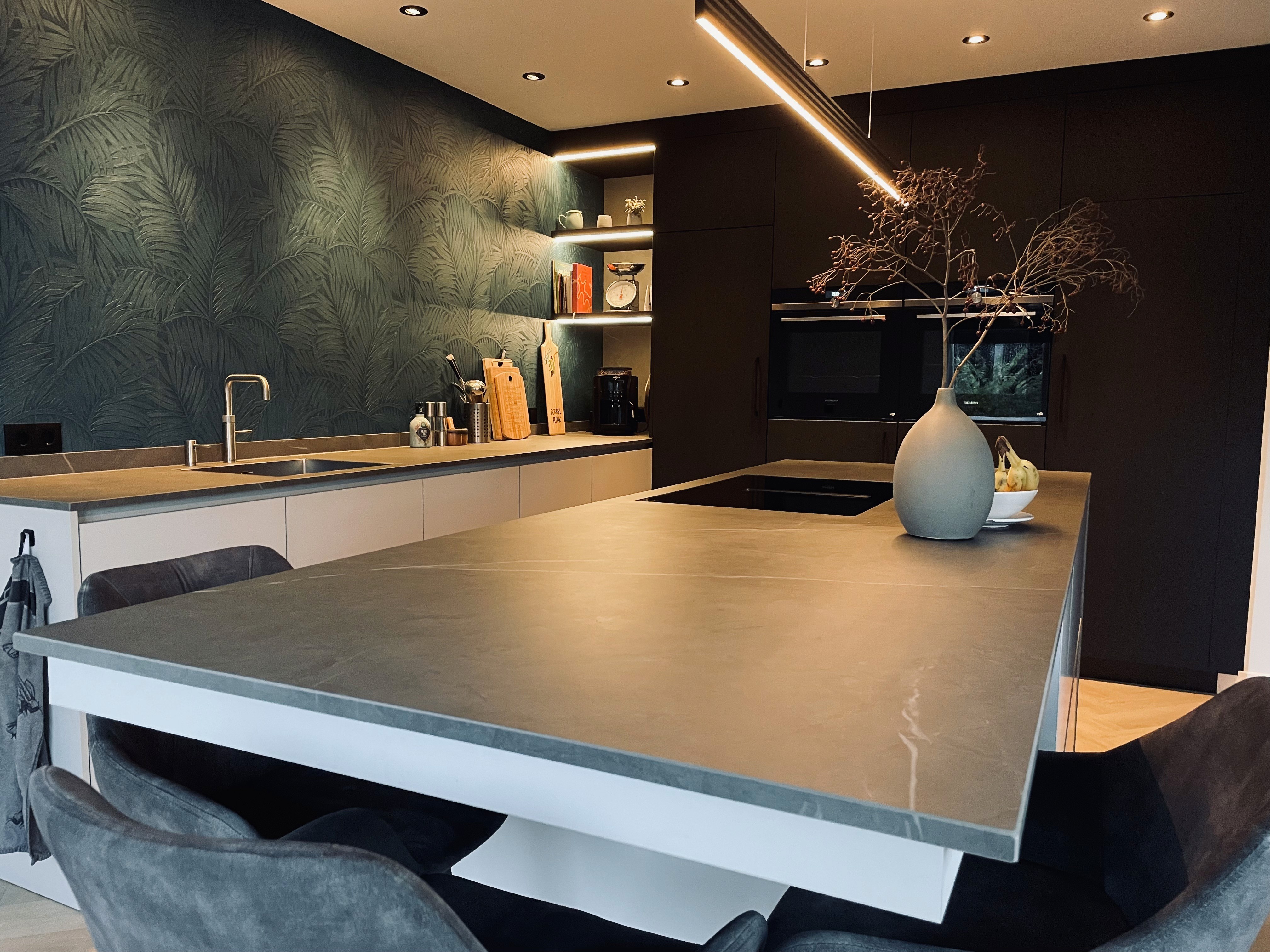 Keramiekblad in eiland-keukeblad hoogwaardige apparatuur in kastenwand en strak aanrechtblok villa nuenen Siemens apparatuur