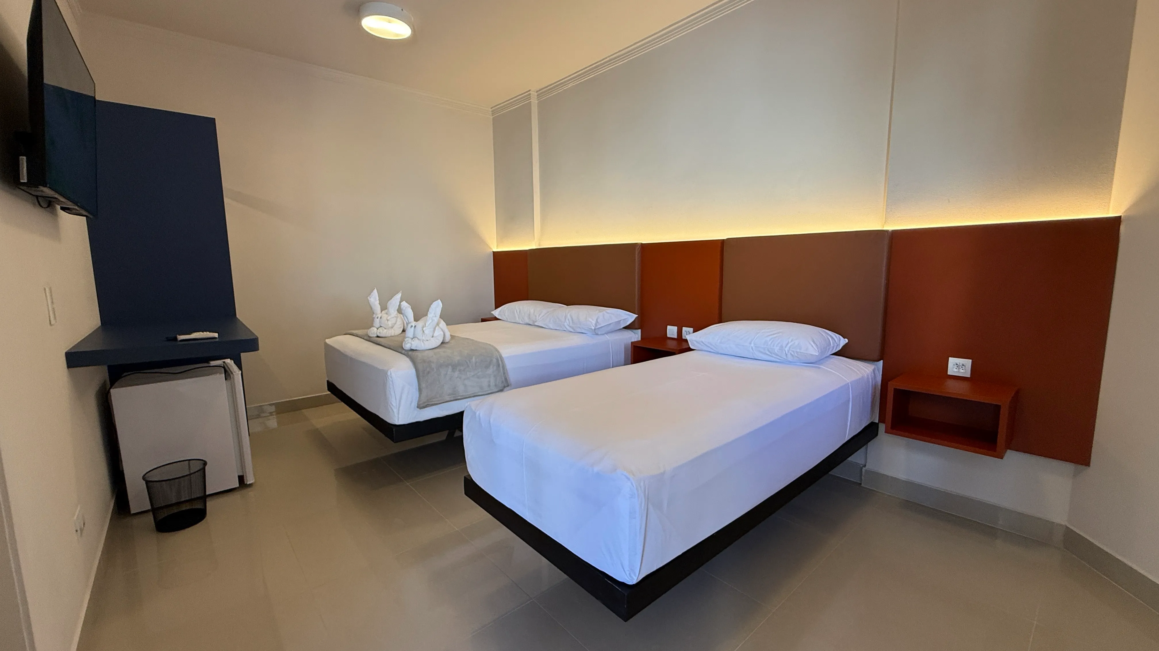 Banheiro do Apartamento Triplo com box de vidro.
