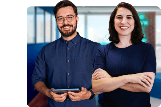 Empreendedores, homem utilizando notebook e mulher usando celular olhando diretamente para a camera, ao fundo a cidade de Porto Alegre