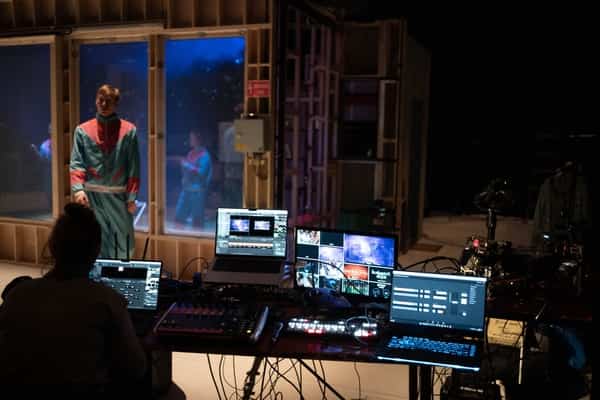 Technikai verzérlőállomásunk a Fukuyama után című produkcióban.