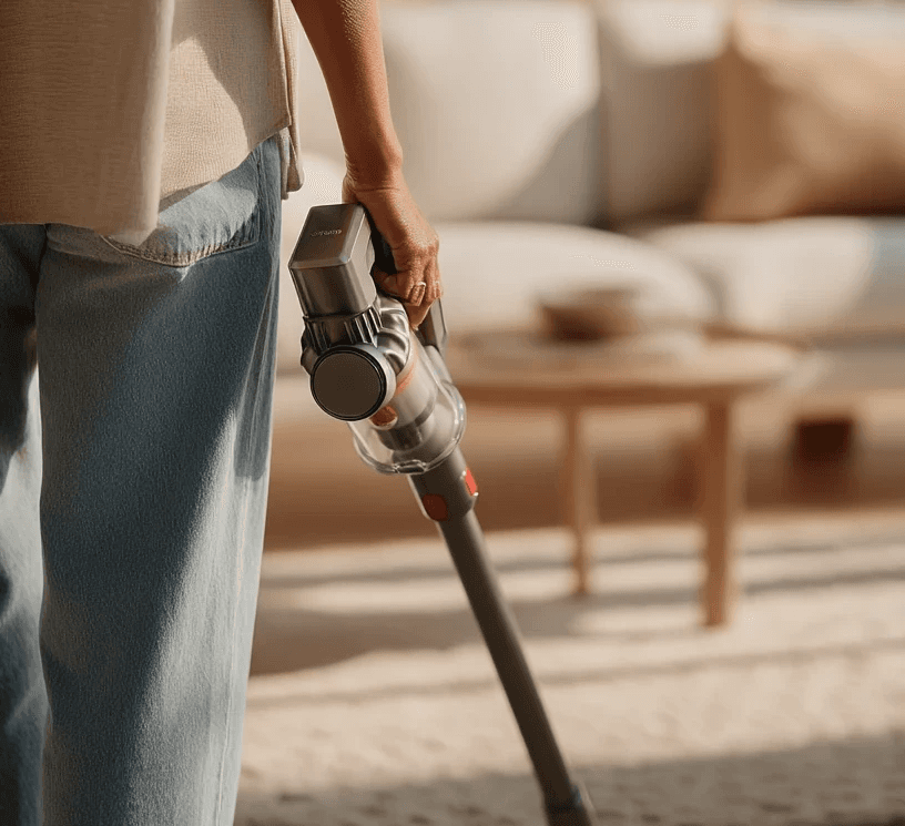 SilentAngel® Manager saugt den Wohnbereich mit einem modernen Staubsauger – SilentAngels® Haushaltshilfe für ein gepflegtes und entspanntes Zuhause.