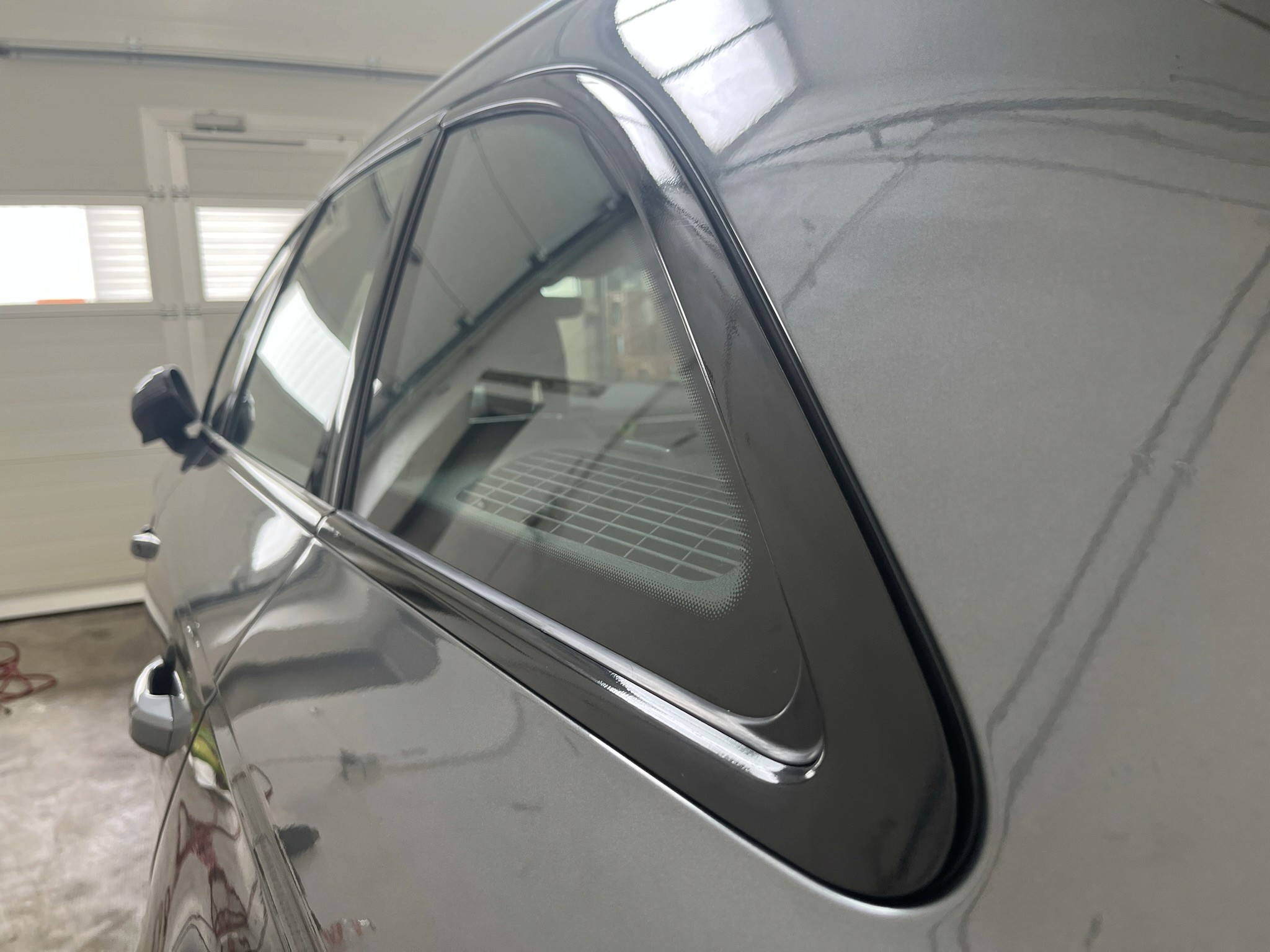 Chromleisten eines Autos, die schwarz foliert wurden