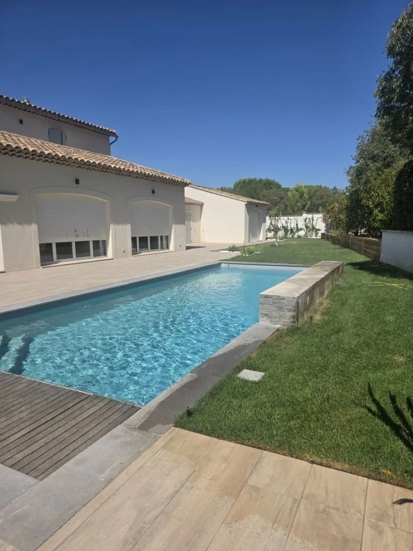 Aménagement extérieur d'une maison contemporaine à Alleins