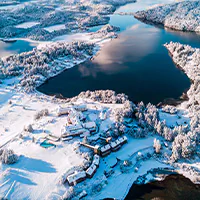 Lagoa de montanha com águas azul-turquesa cercada por picos nevados da Cordilheira dos Andes