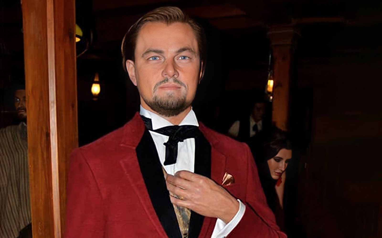 Figura de cera de Leonardo DiCaprio con traje rojo en el museo de cera de Madrid.