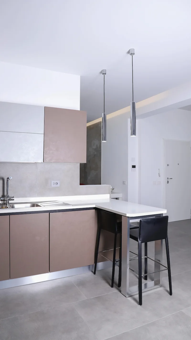 cucina essenziale di design raffinato con penisola e pendant