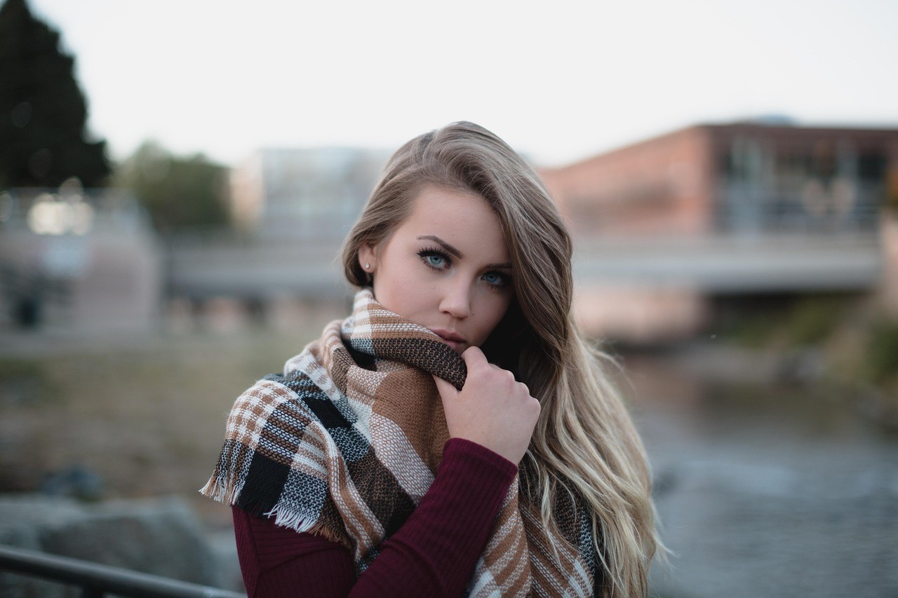 blonde,-woman,-model,-cold,-fashion,-female,-girl,-scarf,-portrait,-warm-clothin - pexels (pixabay)