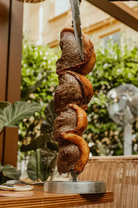 Spiedino di carne alla griglia presso Churrascaria Brasiliana a Carnesa, Porto Rotondo, vicino Napoli, Ibiza, Roma.