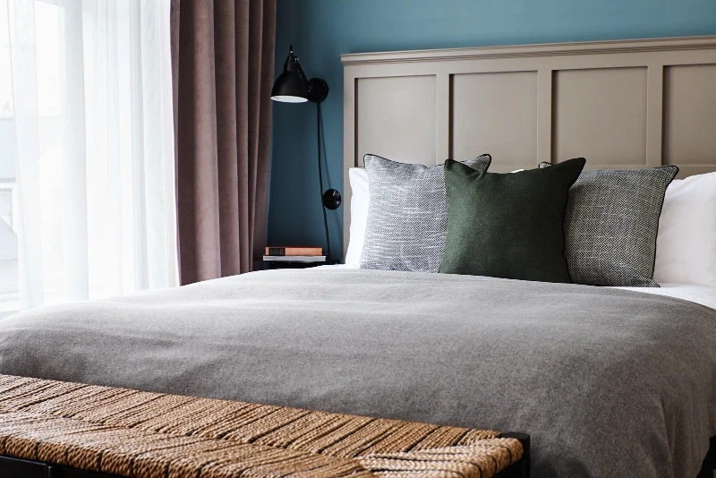 interrior of bedroom with 3 pillow and comfy interrior