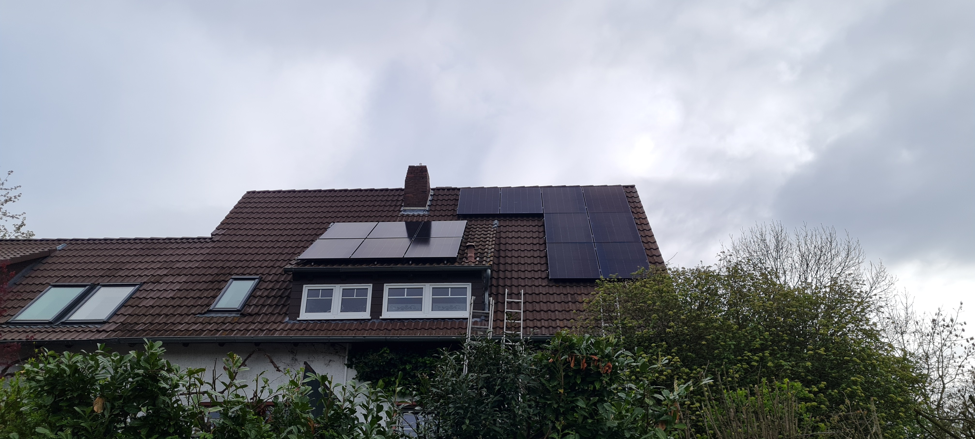 Dach mit PV-Anlage in Brenkhausen