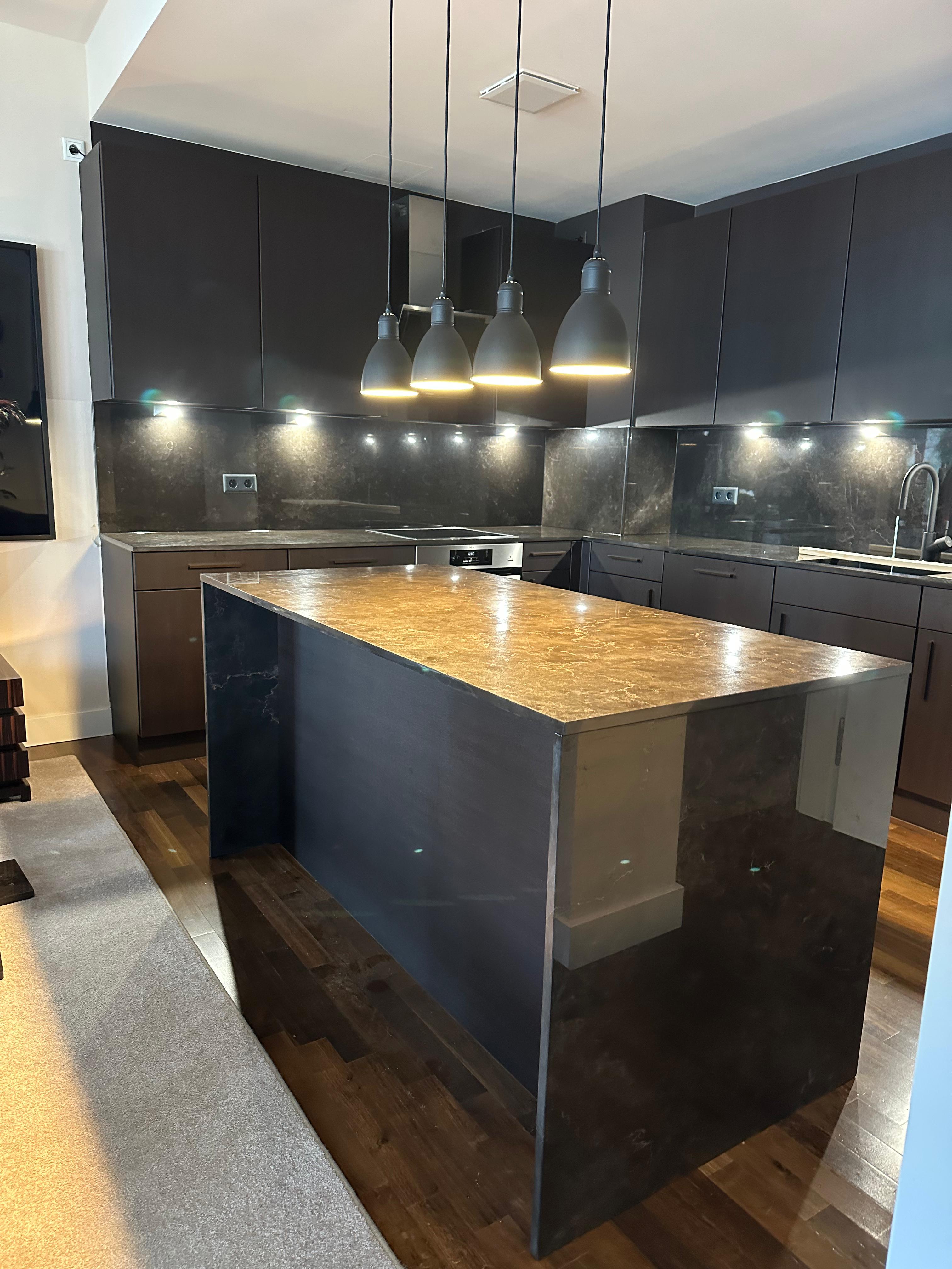 küche aus Marmor smoky brown mit holzschränken berlin projekt Uniiqo naturstein