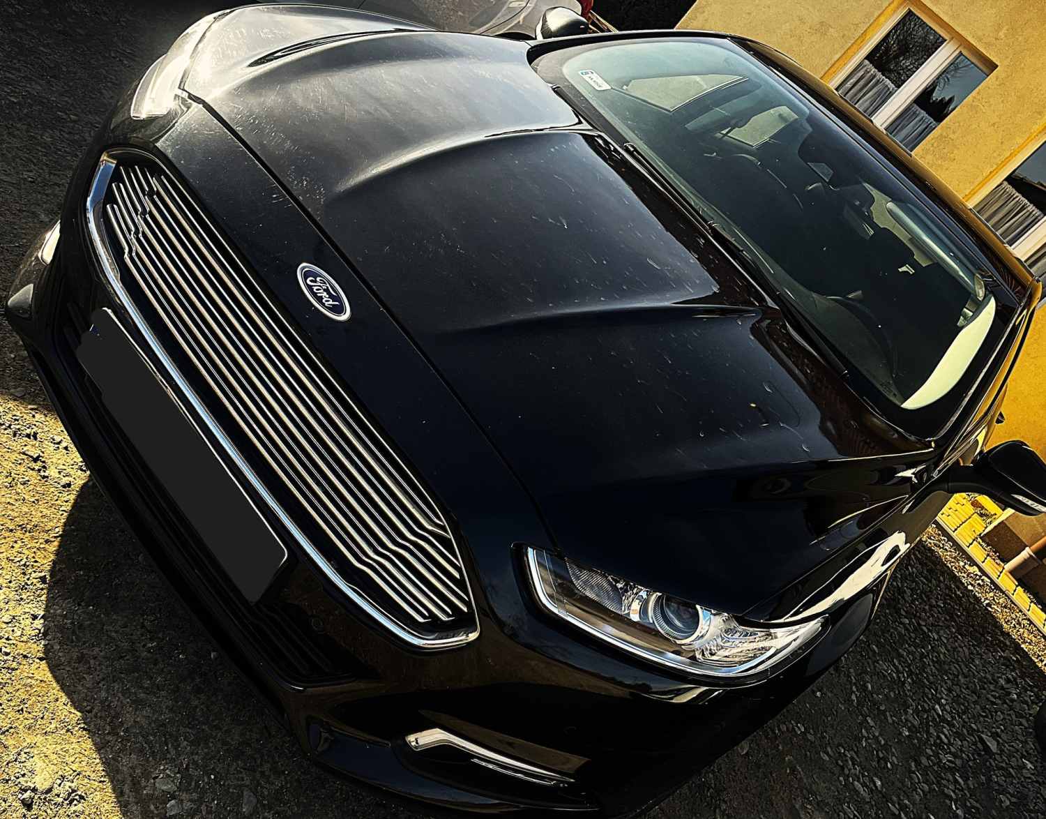 Uszkodzony samochód po kolizji drogowej przygotowany do pomocy drogowej